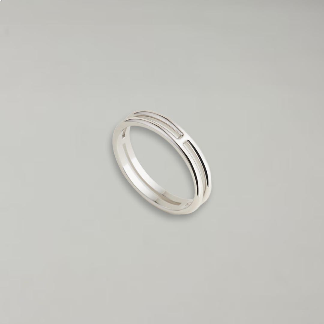 Size 52mm us 6
Wedding band in white gold

Inspired by the mythological figure, Ariane unravels a thread in the story of Hermès to unite hearts.

Made in France

White gold 750/1000

Width: 0.38 cm