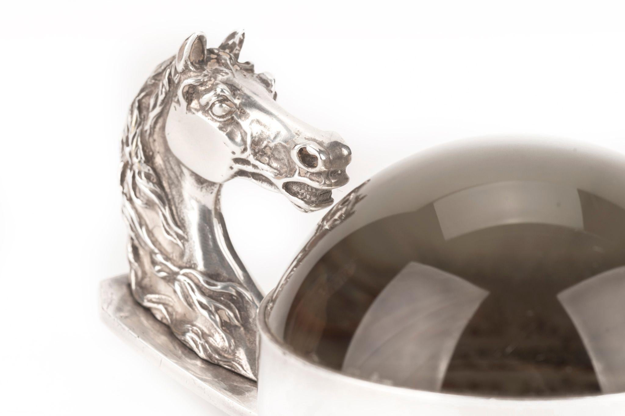 Hermès vintage collectible paperweight /magnifying lens with horse head design.
Comes  with original dust cover.