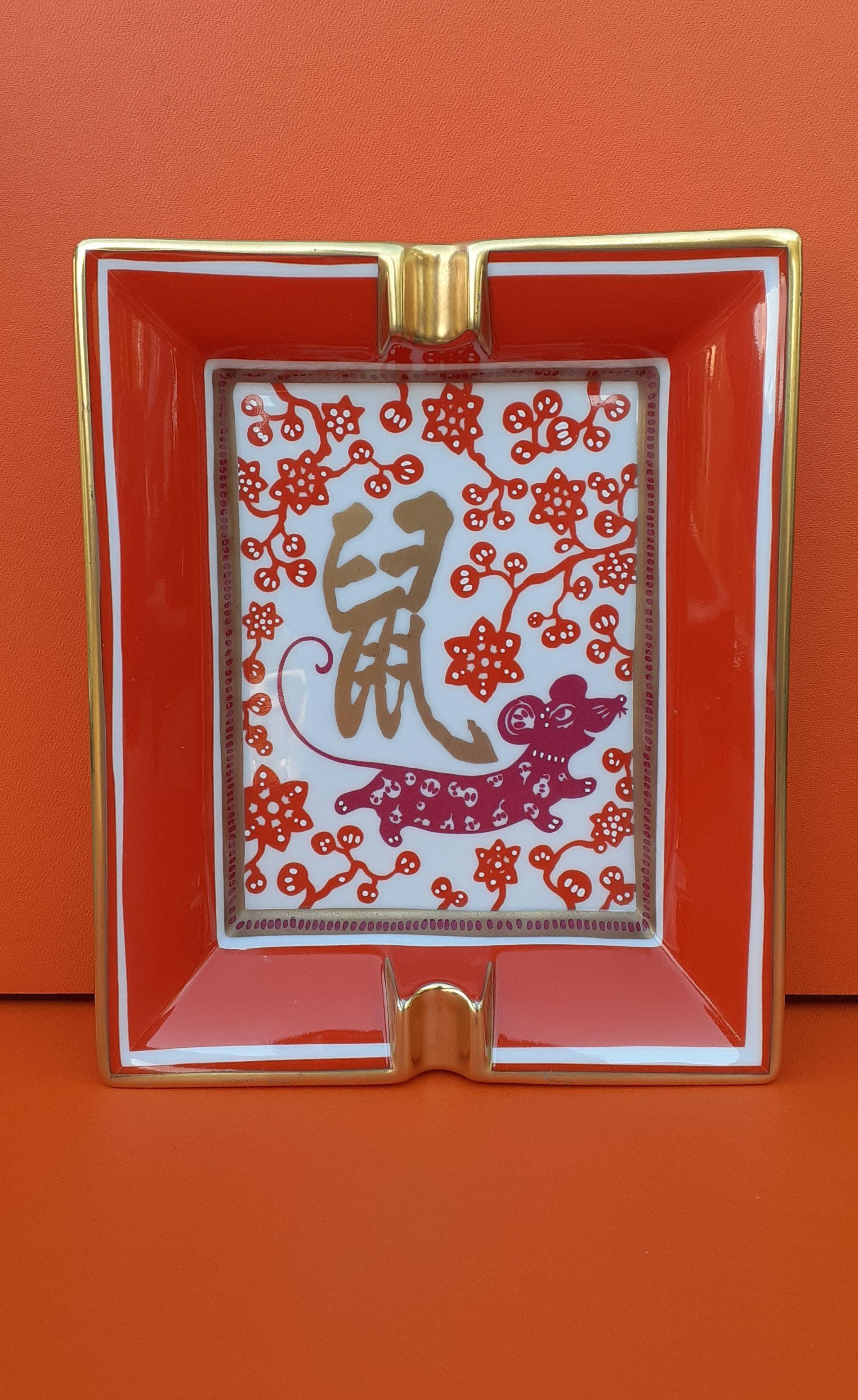 Rare opportunity to get this so beautiful authentic Hermès Ashtray

Print: rat, flowers and ideogram

Made in France

Made of Porcelain

Colorways: Orange, Purple, White, Golden

