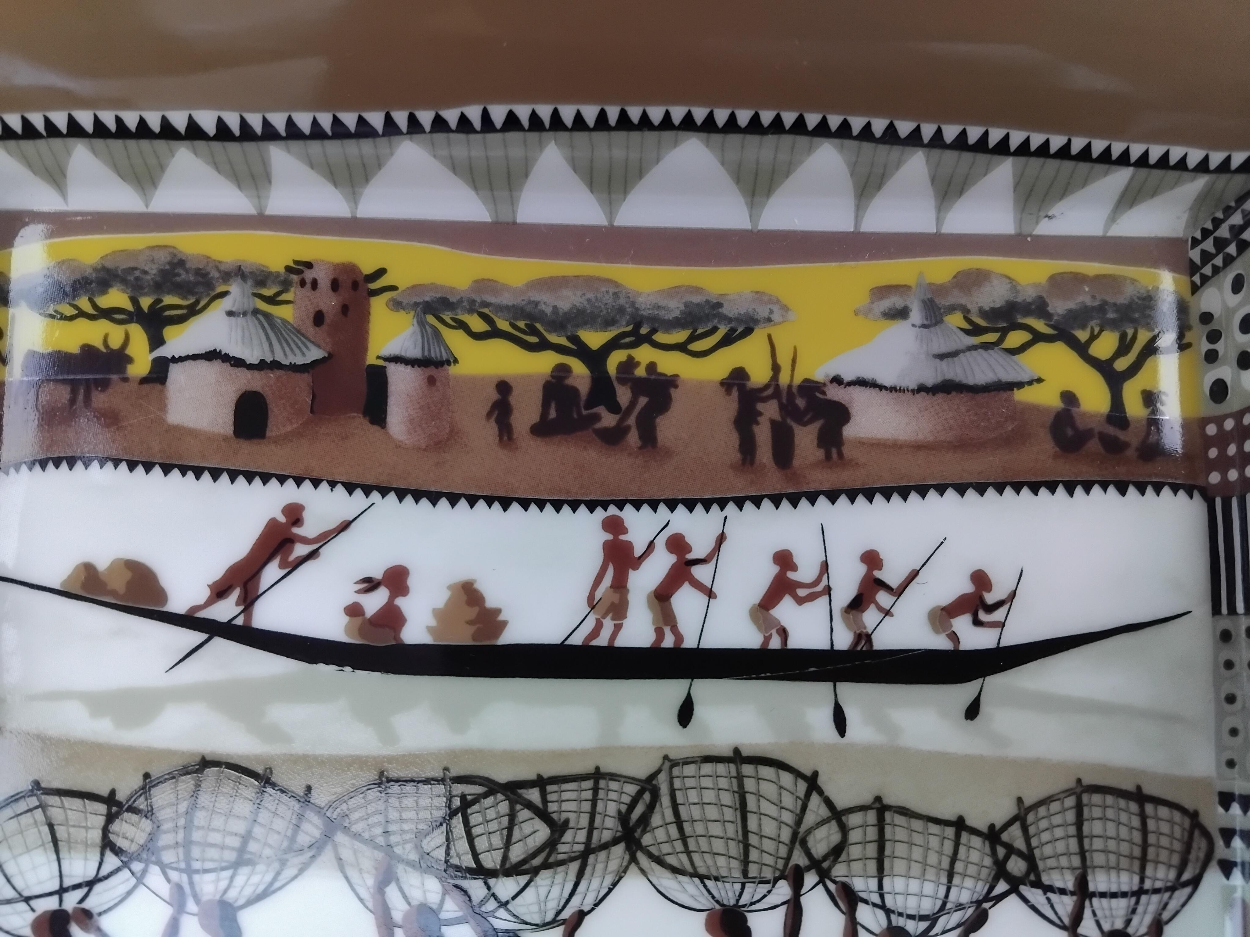Absolutely Gorgeous Authentic Hermès Ashtray

Extremely Rare

Print from the silk collections 