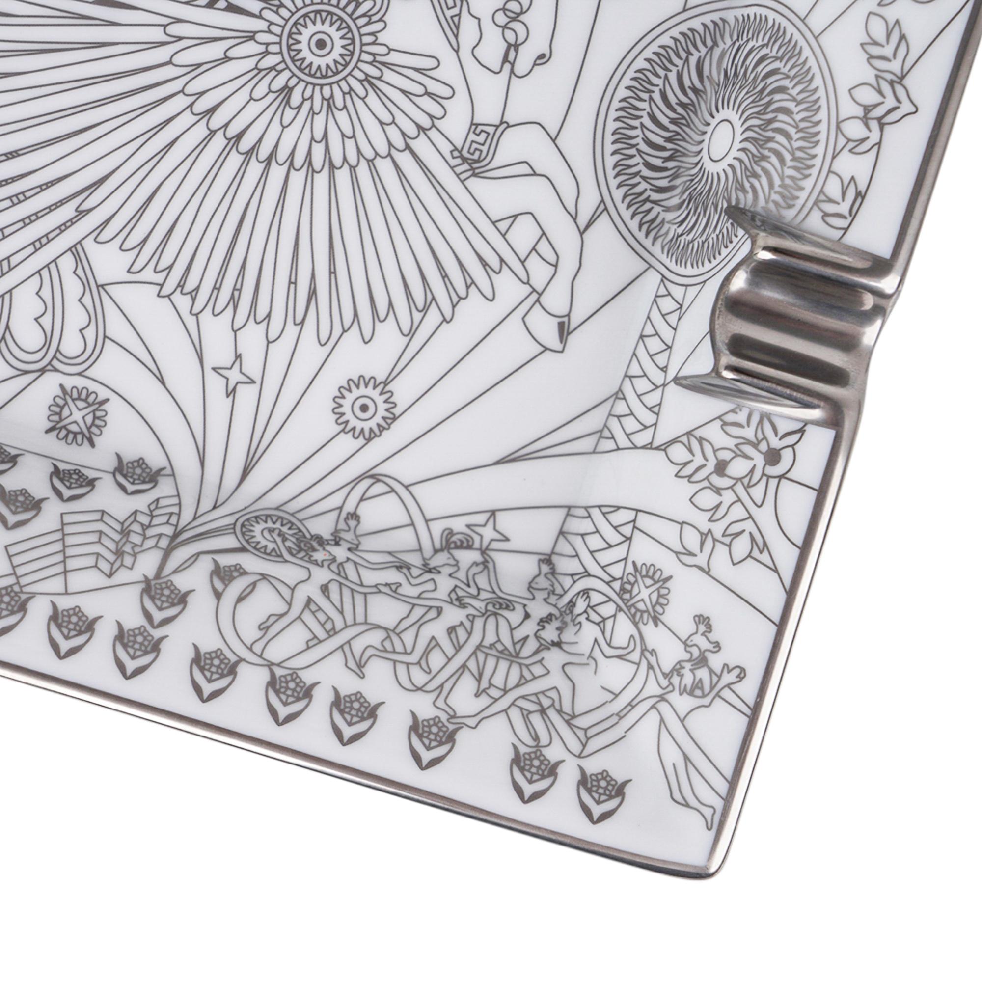 Mightychic offre un posacenere in porcellana Hermes Platinum La Source de Pegase Limoges.
Rifiniture in platino dipinte a mano e decorate con la cromolitografia.
Il design bianco e taupe crea un pezzo da esposizione elegante e sorprendente.
Questa