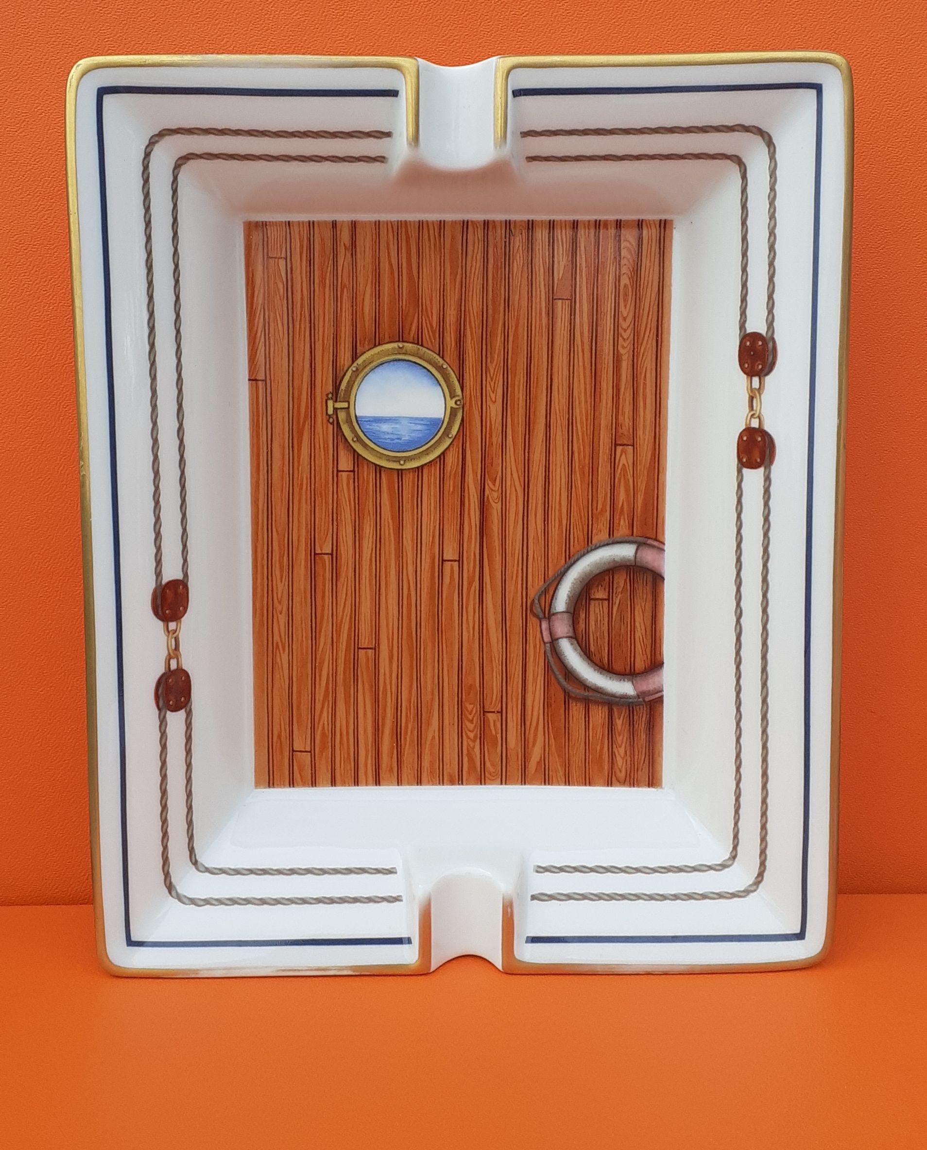 Beautiful Authentic Hermès Ashtray

Print: porthole, lifebuoy and pulleys

Made in France 

Probably Vintage

Made of printed Porcelain, golden edges

Colorways: White, Light Brown, Blue

The drawing is covered with varnish, which gives it a