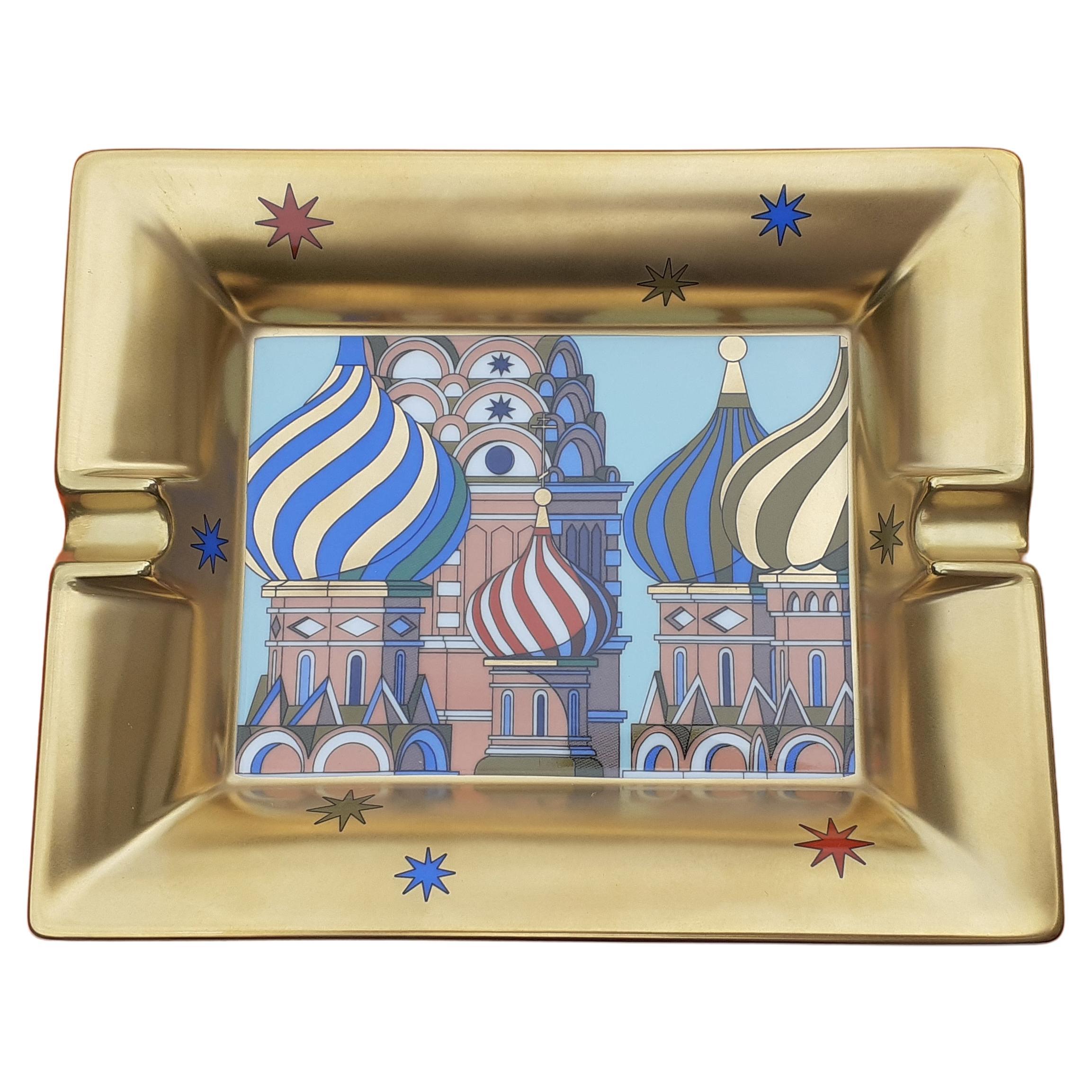 Wunderschöner und seltener authentischer Hermès Aschenbecher

Drucken: Kathedrale des Heiligen Basilius des Seligen in Moskau

Muster: Russische Dächer

Aus der Sammlung 