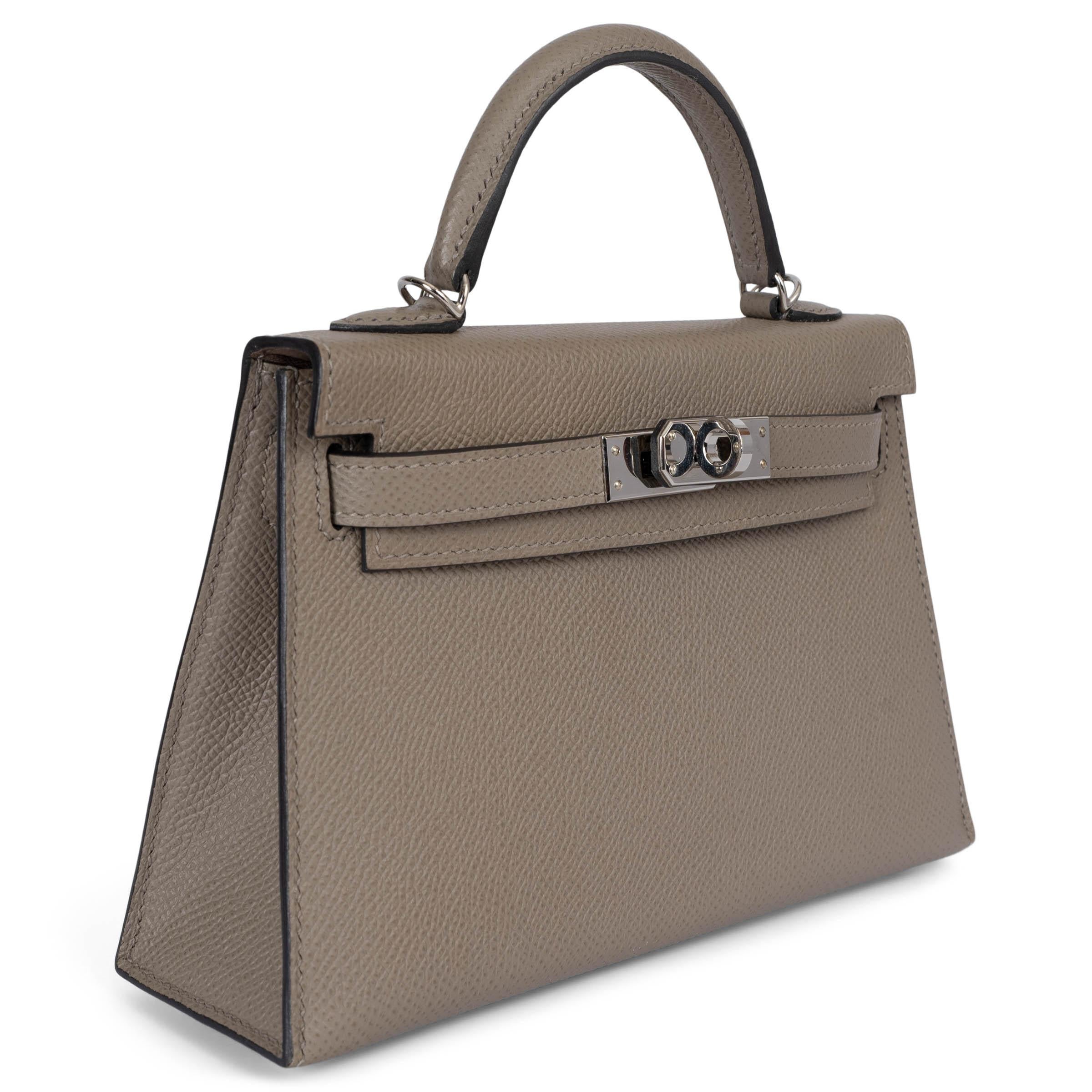 This 100% authentic Hermès Mini Kelly 20 Sellier bag is crafted from Gris Asphalt (light taupe) Veau Epsom leather, featuring sleek palladium-plated hardware for a refined and elegant look. The interior is lined in soft lambskin leather and includes