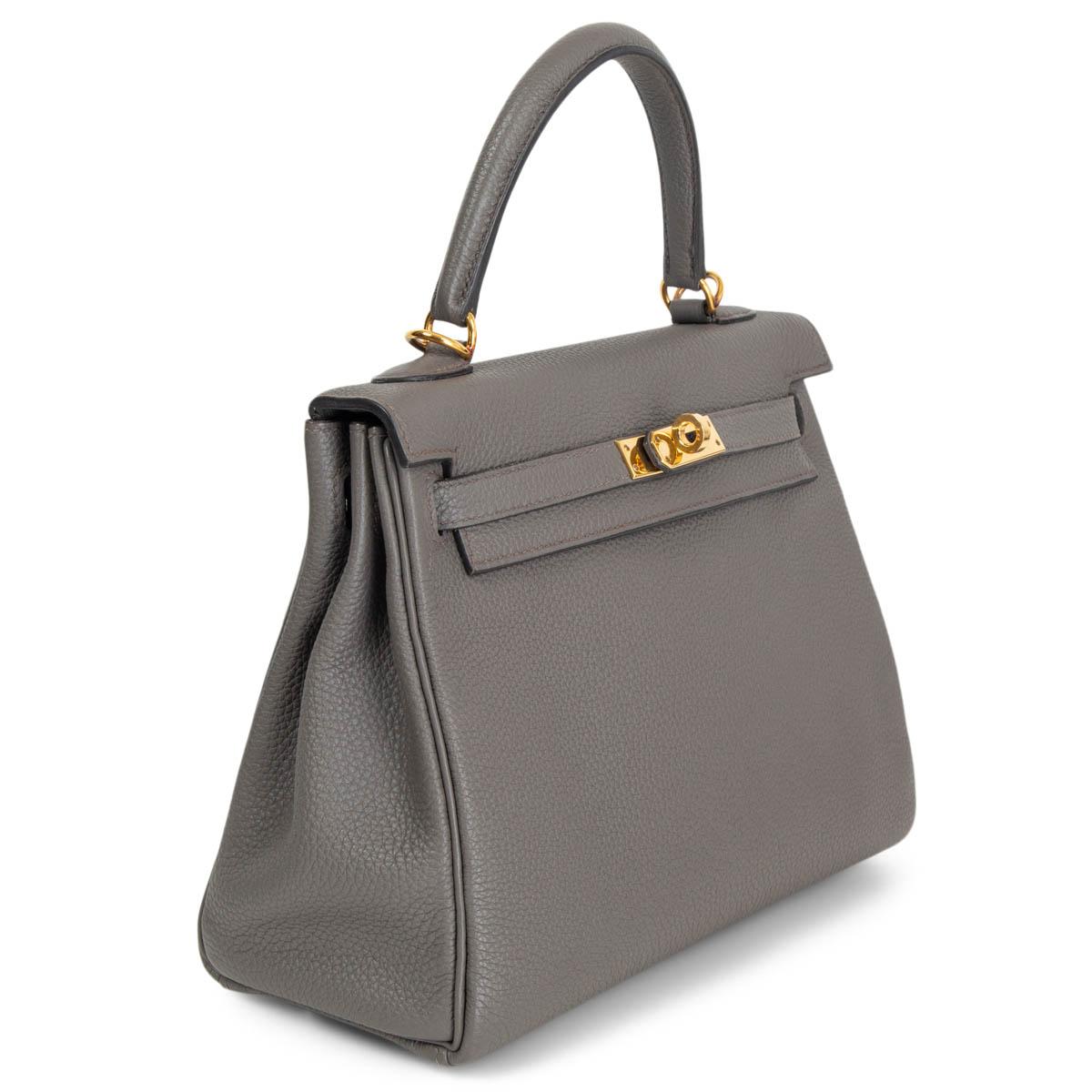 100% authentic Hermès Kelly 25 Retourne bag in Asphalte (medium grey) Veau Togo leather featuring gold-tone hardware. Lined in Chevre (goat skin) with an open pocket against the front and a zipper pocket against the back. Has been carried and is in