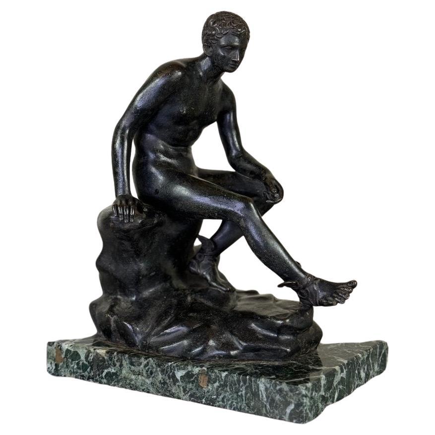 Hermès At Rest Bronze Nach The Antique Auf Einem Antiken Grünen Marmorsockel
