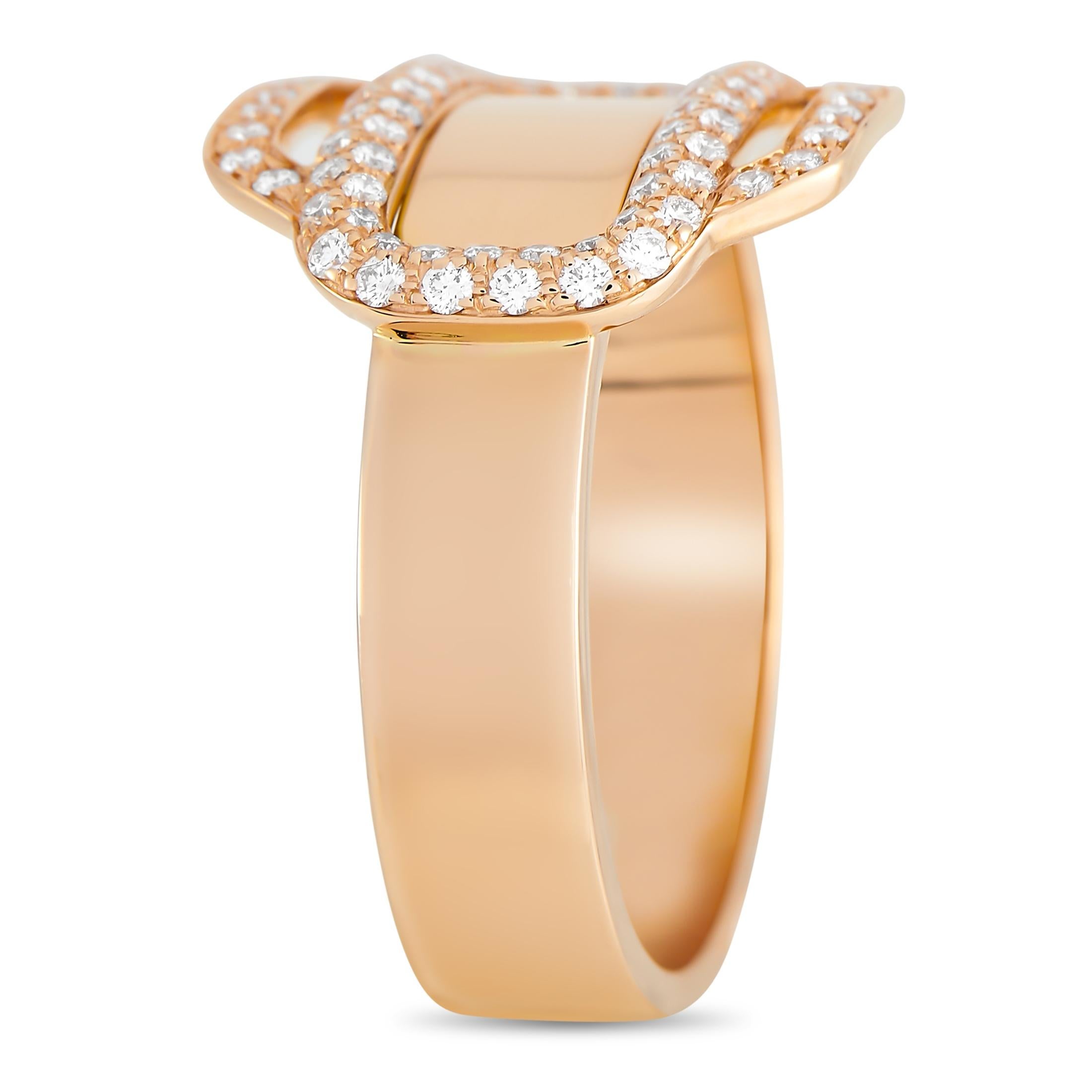 Dieser exquisite Ring aus 18 Karat Roségold von Hermès aus der Kollektion Attelage d'Or ist ein schickes Schmuckstück, das nie aus der Mode kommt. Das ikonische Schnallenmotiv des Rings mit einem 5 mm breiten Band und einer Höhe von 2 mm wird durch
