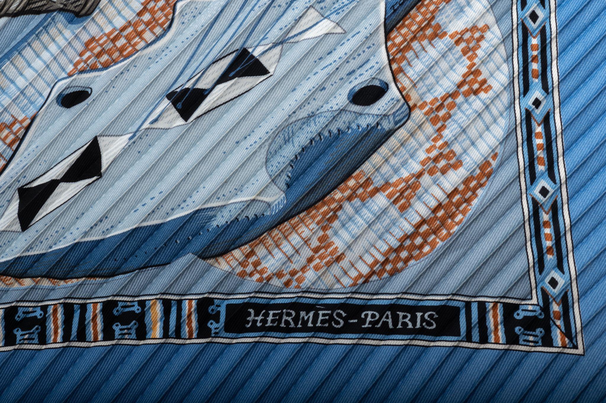Hermès Au son de tam tam plisse Foulard en vente 2