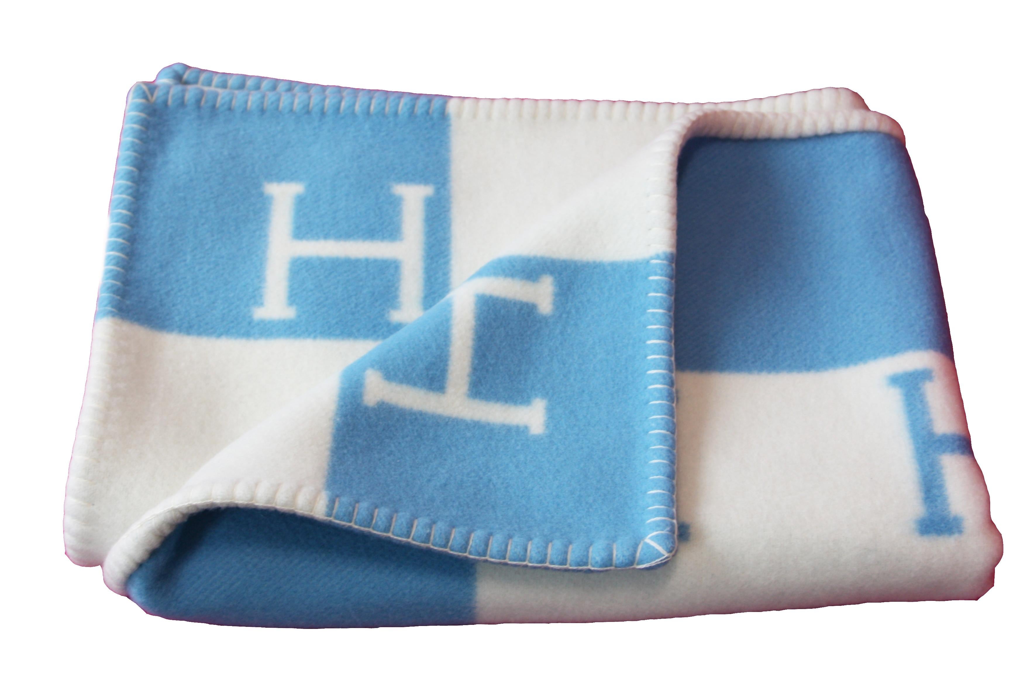 Hermes baby blanket (90% merino wool, 10% cashmere)
Measures 39