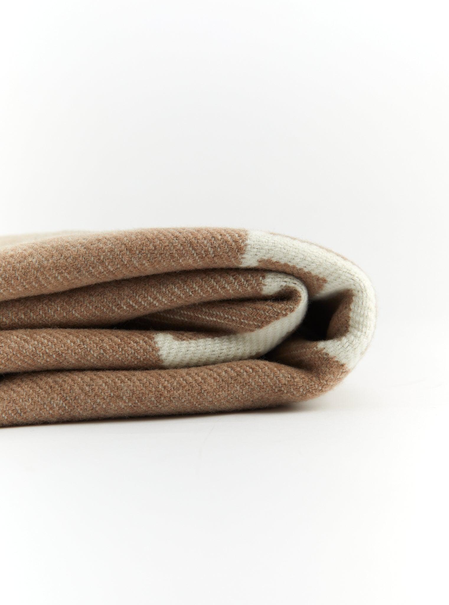 HERMÈS AVALON BABY BLANKET Noisette Moyen and Blanc For Sale at 1stDibs