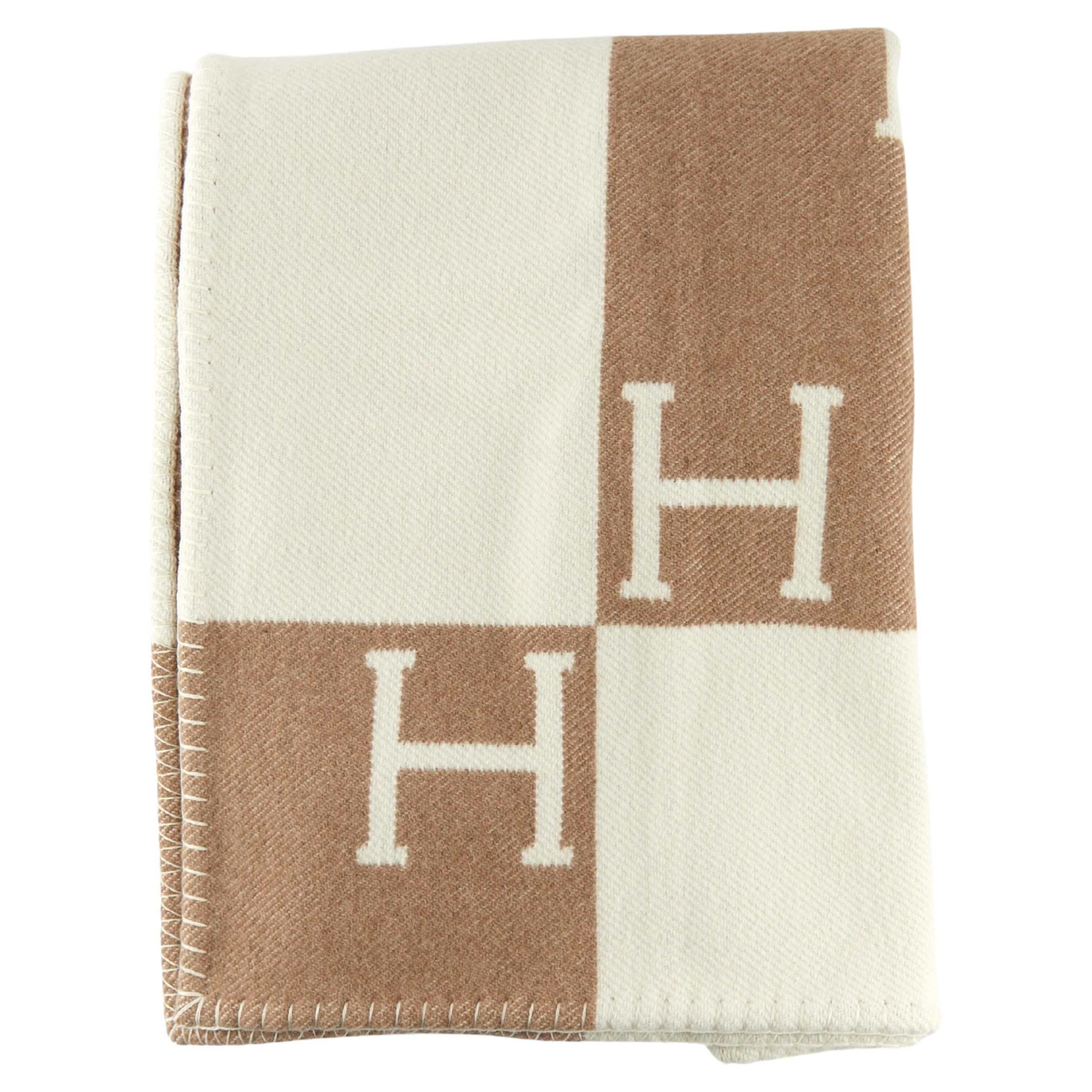 HERMÈS AVALON BABY BLANKET Noisette Moyen and Blanc For Sale at 1stDibs