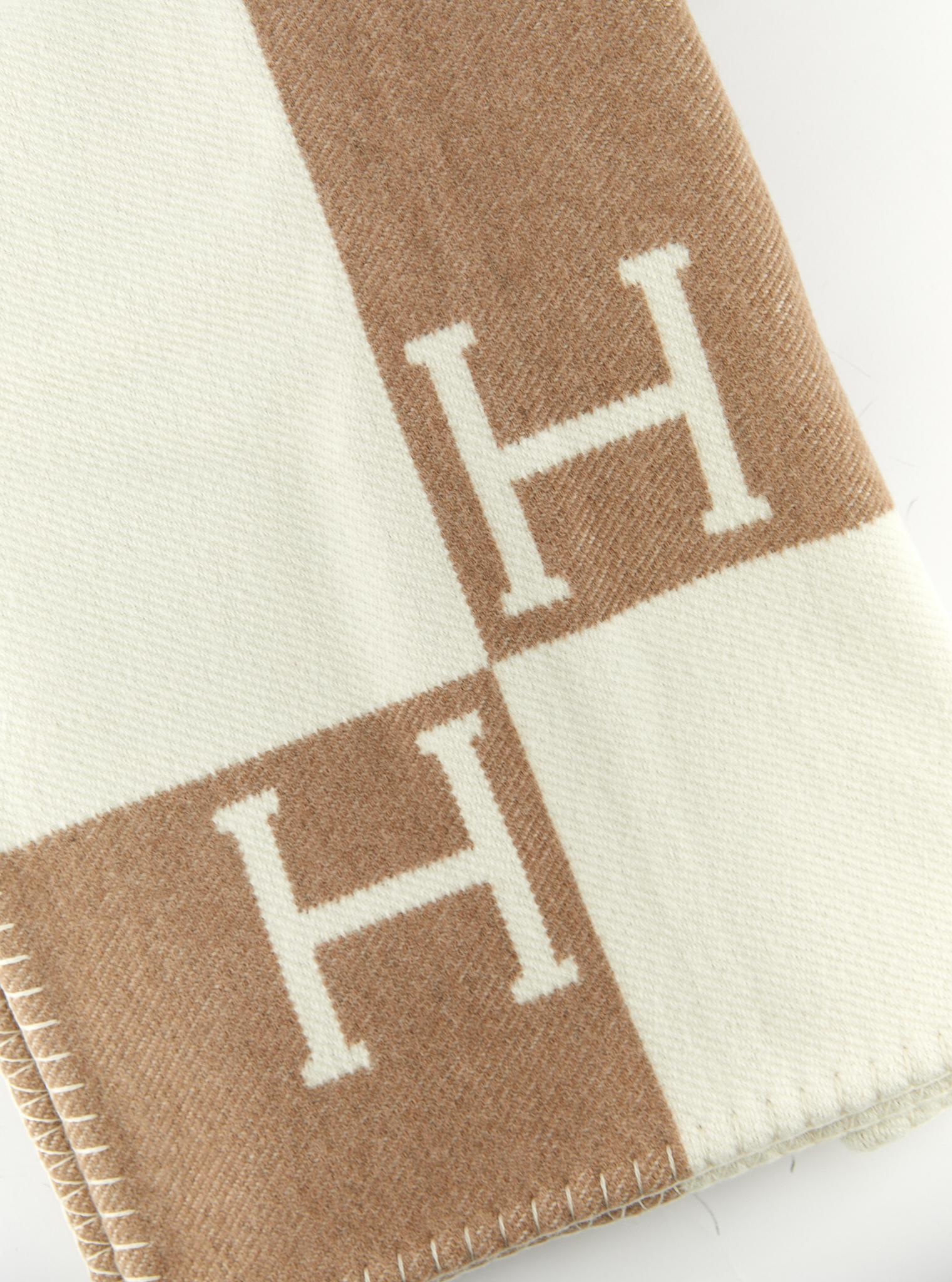Hermès Avalon Baby Blanket in Noisette and Ecru

(90% merino wool, 10% cashmere)

Dimensions: L 100 x H 140 cm

