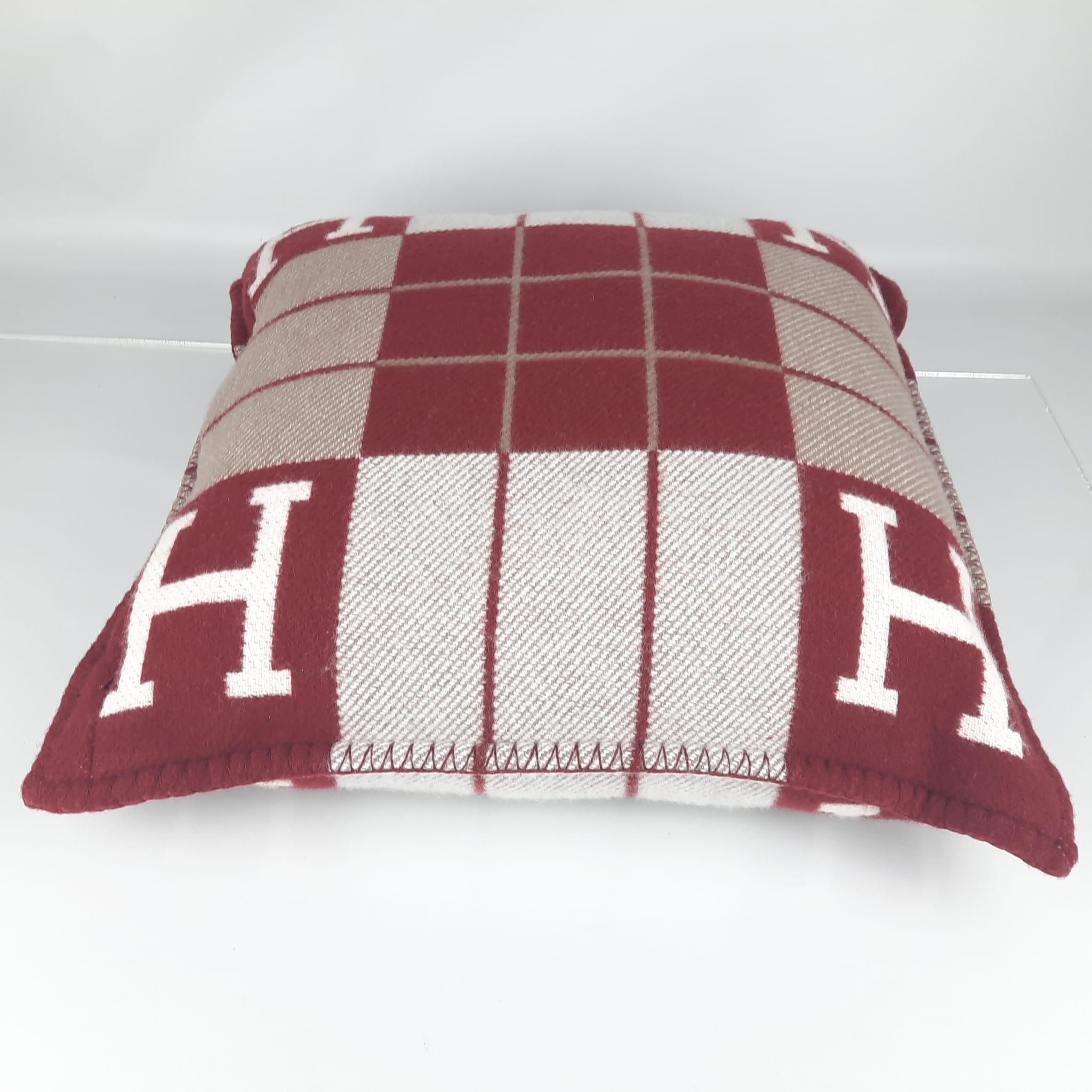 Pillow with removable cover in jacquard woven wool and cashmere
Hypoallergenic polyester filling)
Finished with blanket stitch
Made in Scotland
Designed by Hermès Studio
Dimensions: L 50 x H 50 cm