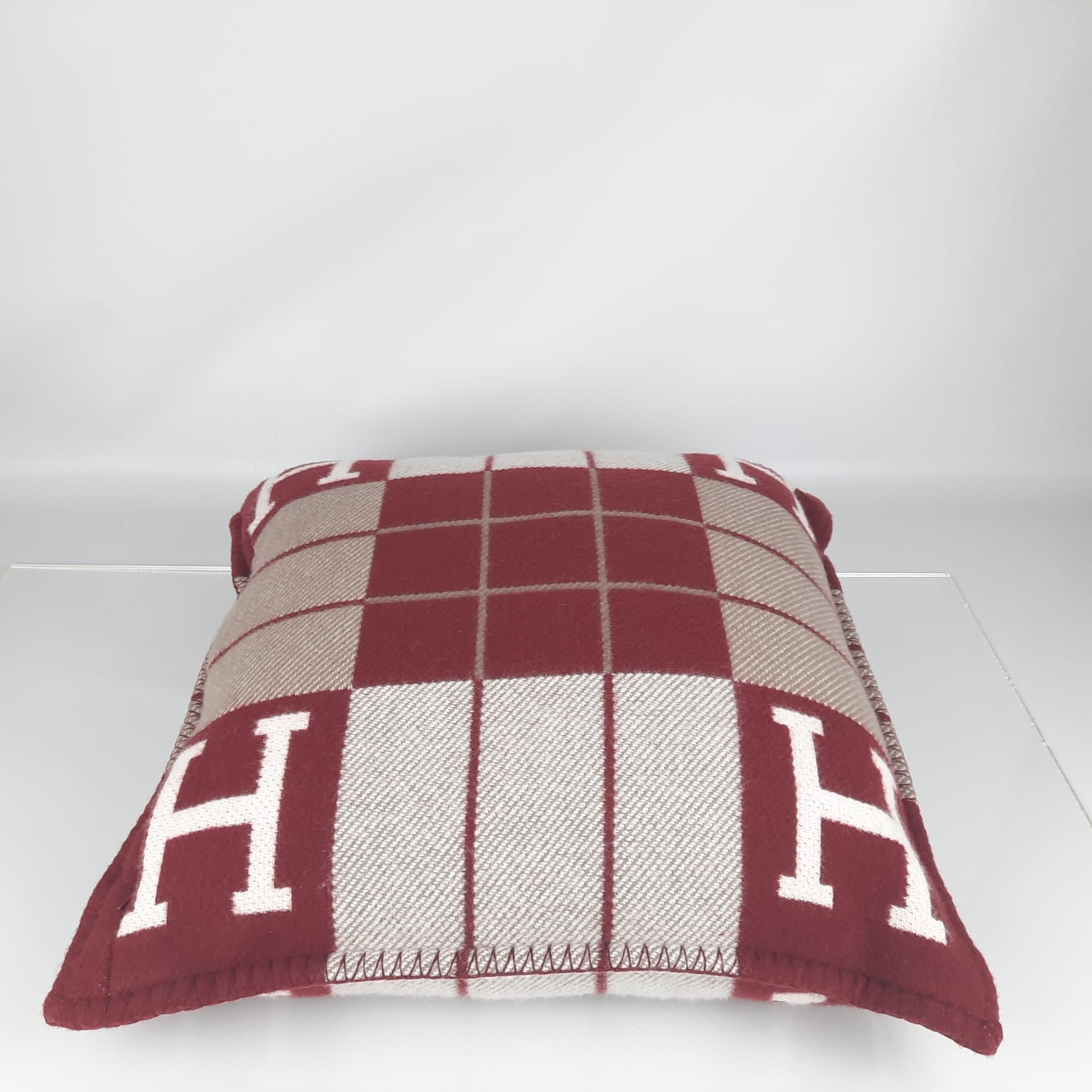 Women's or Men's Hermes Écru Rouge H Avalon III pillow, small model