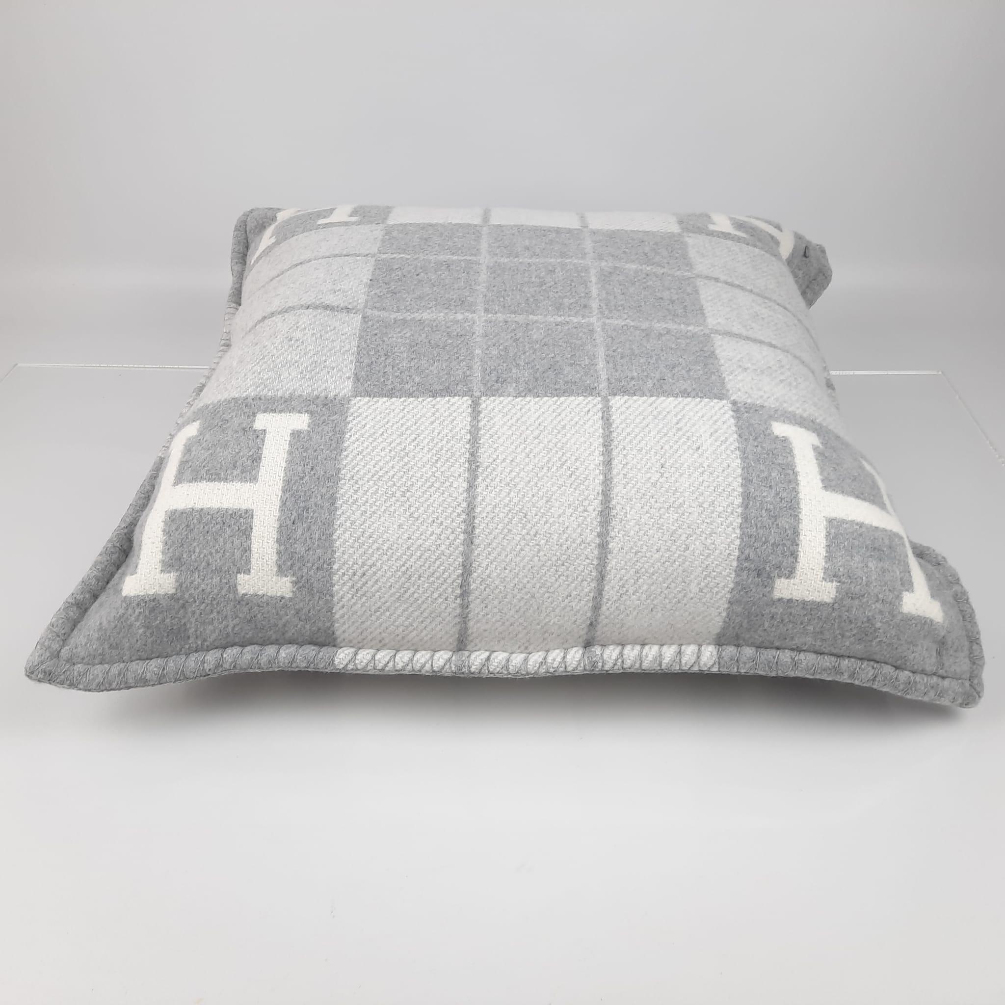Removable cushion with jacquard woven cover in merino wool and cashmere, cover 90% merino wool and 10% cashmere. Hypoallergenic polyester filling
Saddle stitch finish
Designed by Studio Hermès