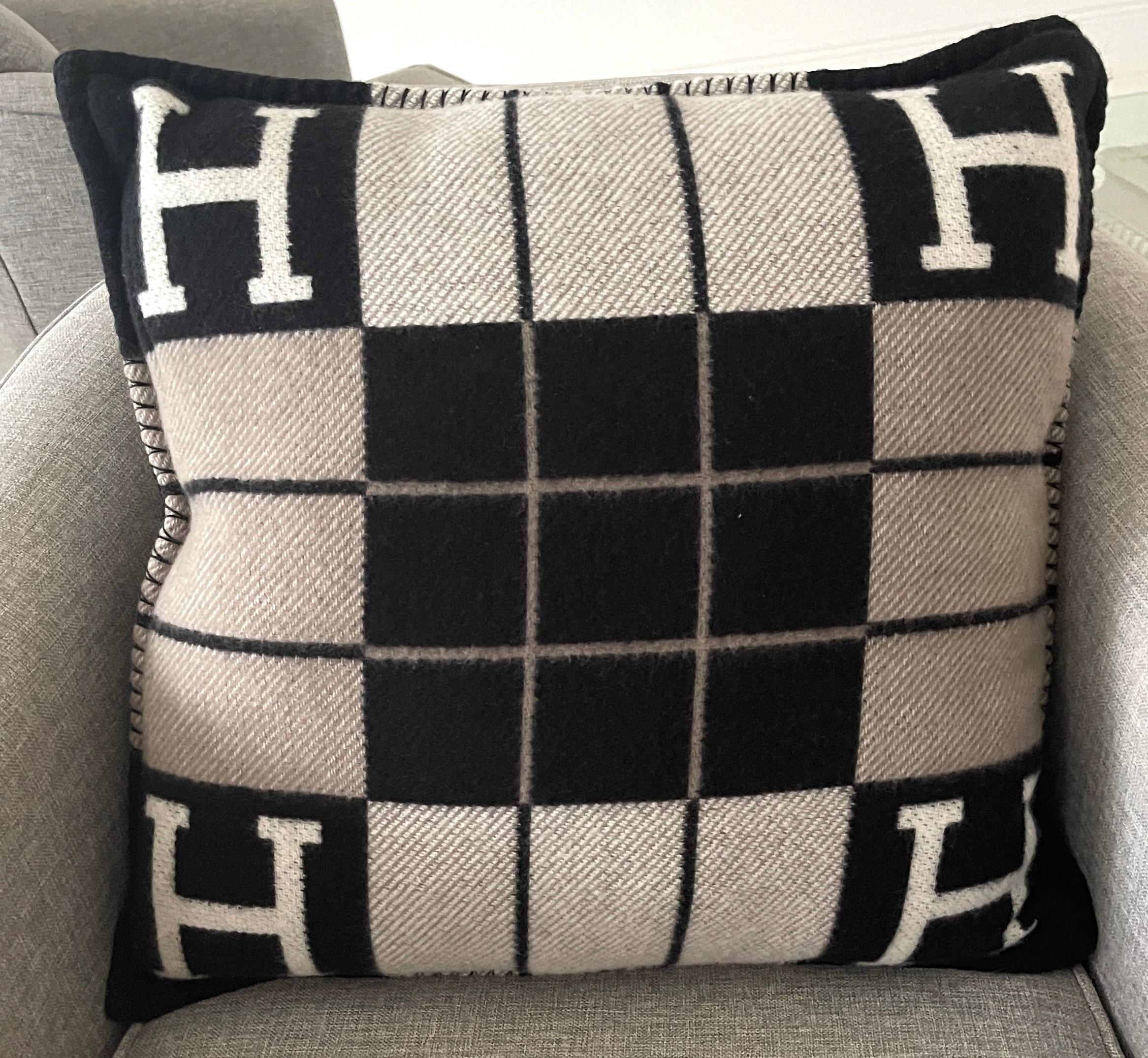 Hermes Avalon  Oreiller
Petit modèle
Noir et écru
Oreiller avec housse amovible en laine et cachemire tissés en jacquard

- 90% laine mérinos, 10% cachemire couvert
- Rembourrage en polyester
- Fini avec le point de couverture

Fabriqué en