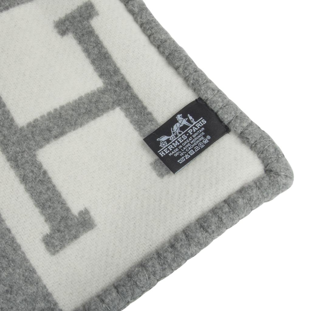 Hermes Avalon III Signature H Gris Clair and Ecru Throw Blanket In New Condition In Miami, FL