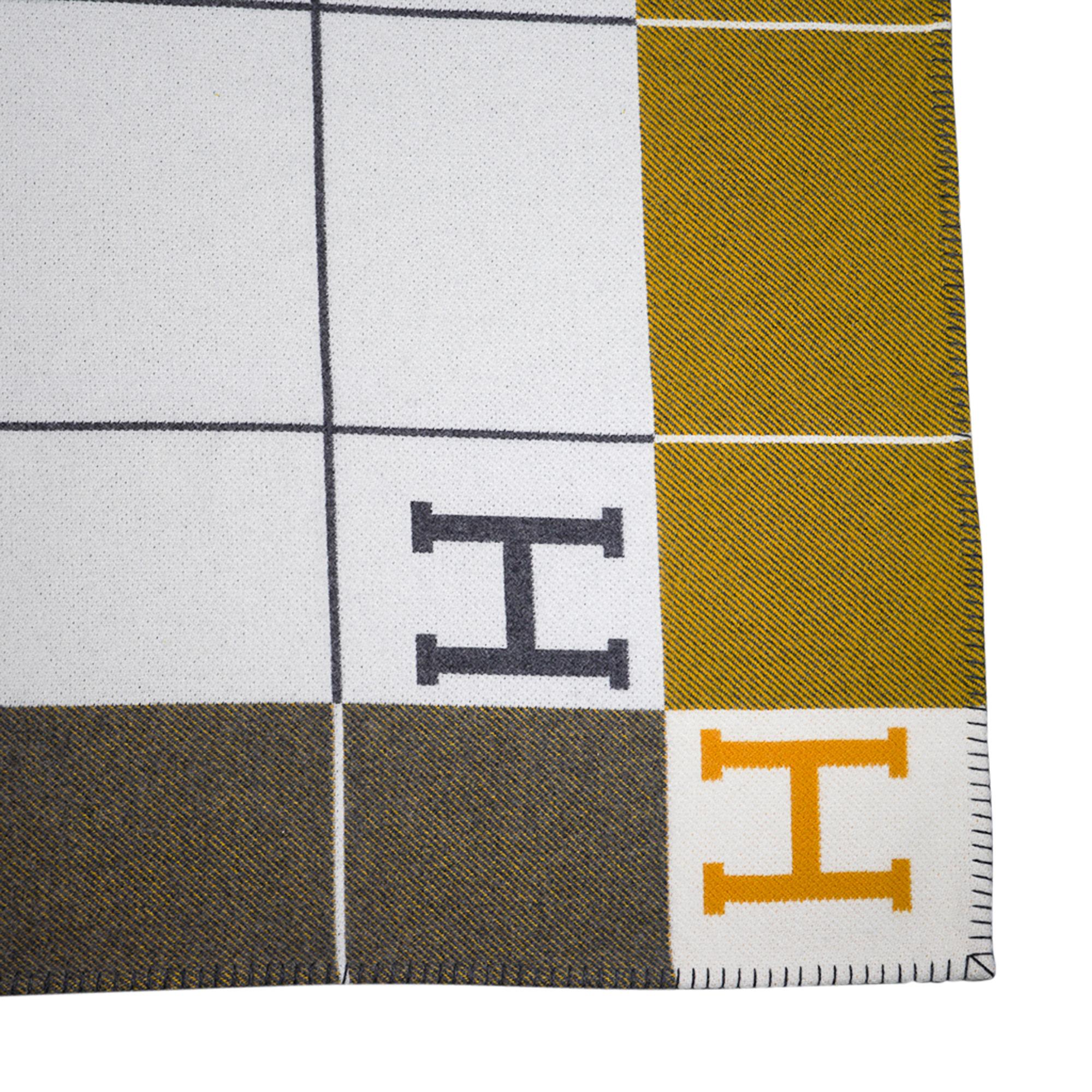 Hermes Avalon III Signature H Gris / Soleil Throw Blanket In New Condition For Sale In Miami, FL