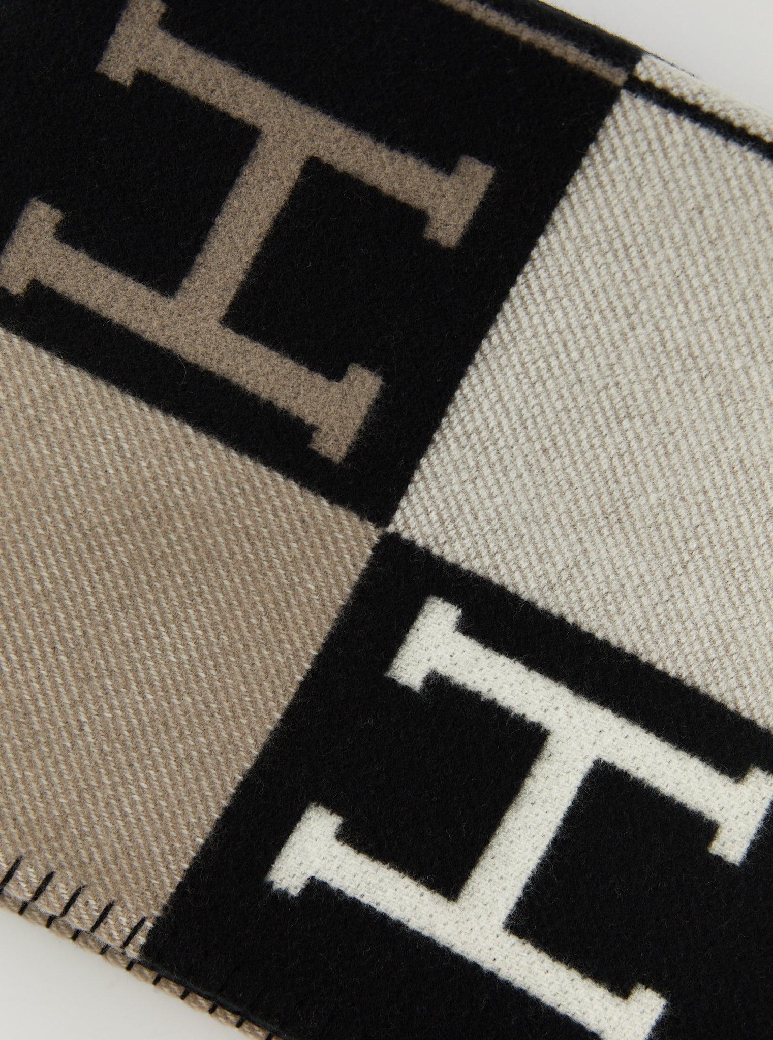 Plaid Avalon III d'Hermès en écru et noir

Plaid en laine mérinos et cachemire (90% laine mérinos, 10% cachemire)

Fabriqué en Grande-Bretagne

Dimensions : L 135 x H 170 cm
