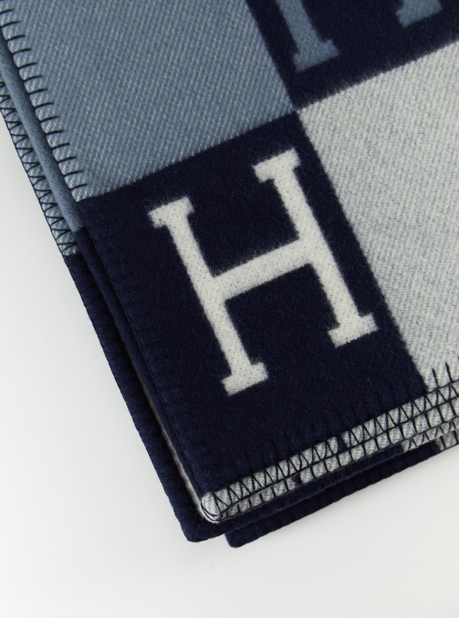 Hermès Avalon III blanket in Merinos wool and cashmere (90% Merino wool, 10% Cashmere)

Ecru & Caban Blue

Made in Great Britain

Dimensions: L 135 x H 170 cm