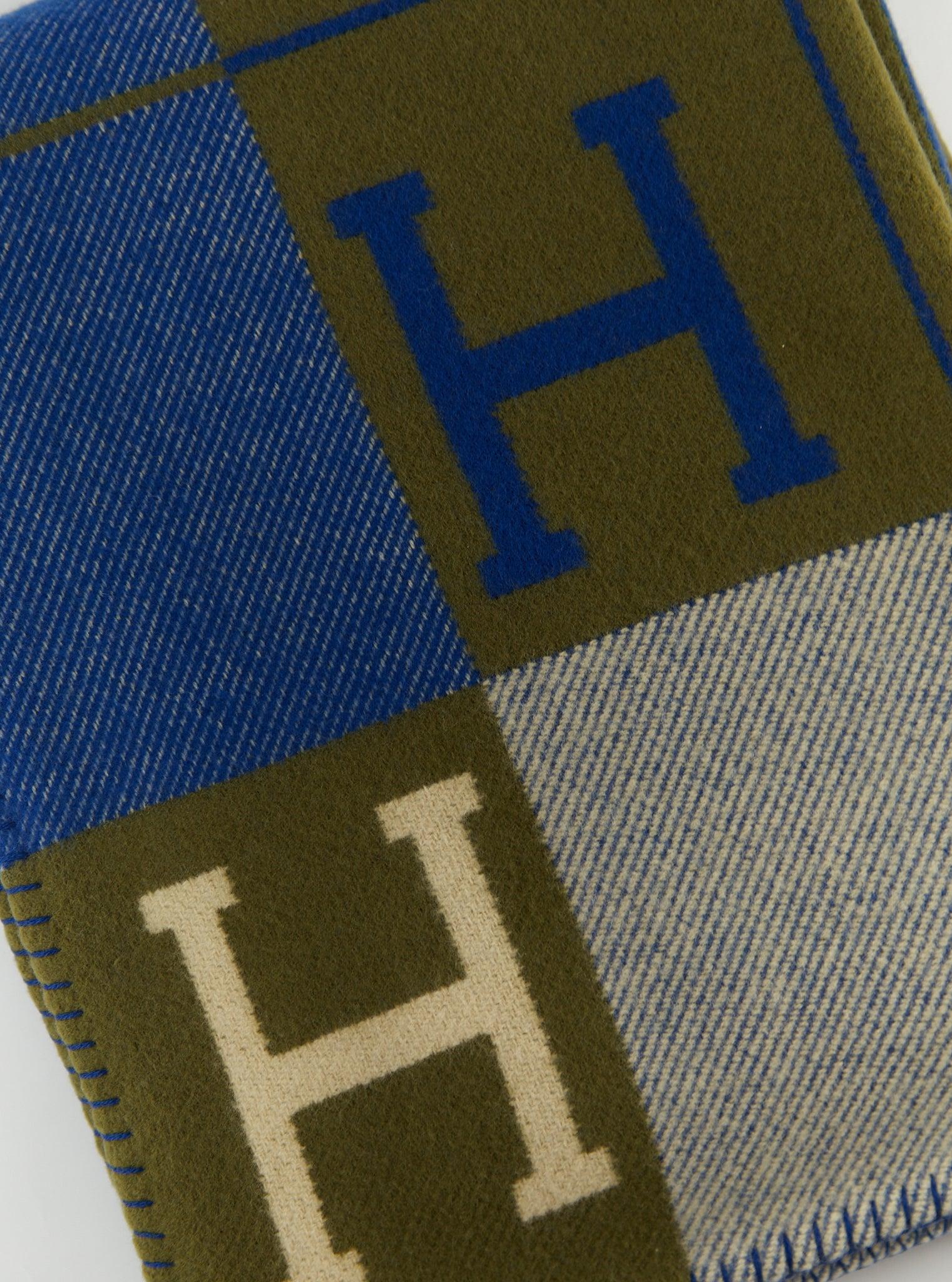Plaid Hermès Avalon III en laine mérinos et cachemire (90% laine mérinos, 10% cachemire)

Marin & Kaki

Fabriqué en Grande-Bretagne

Dimensions : L 135 x H 170 cm 

