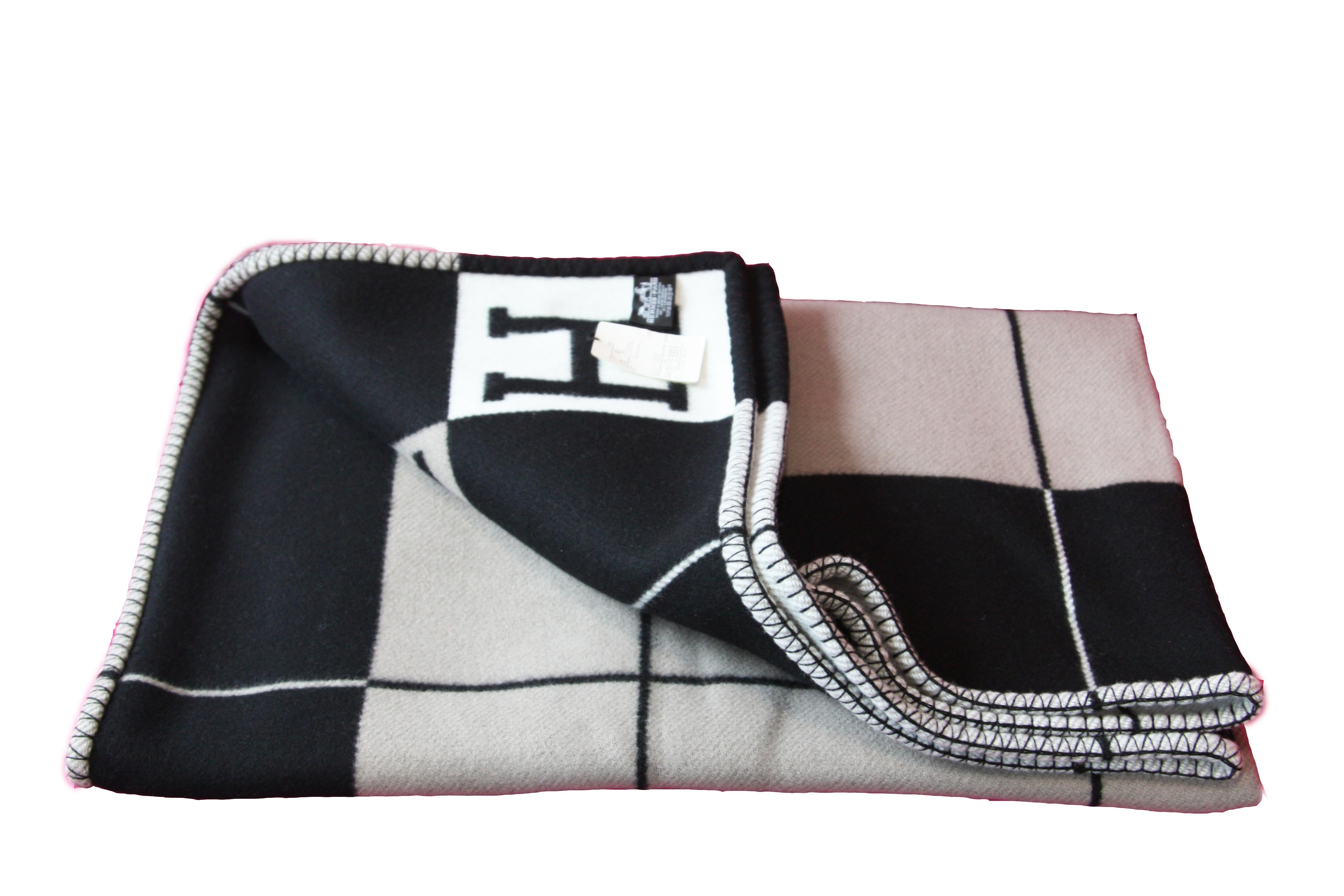 Hermes throw blanket (90% merino wool, 10% cashmere)
Measures 53