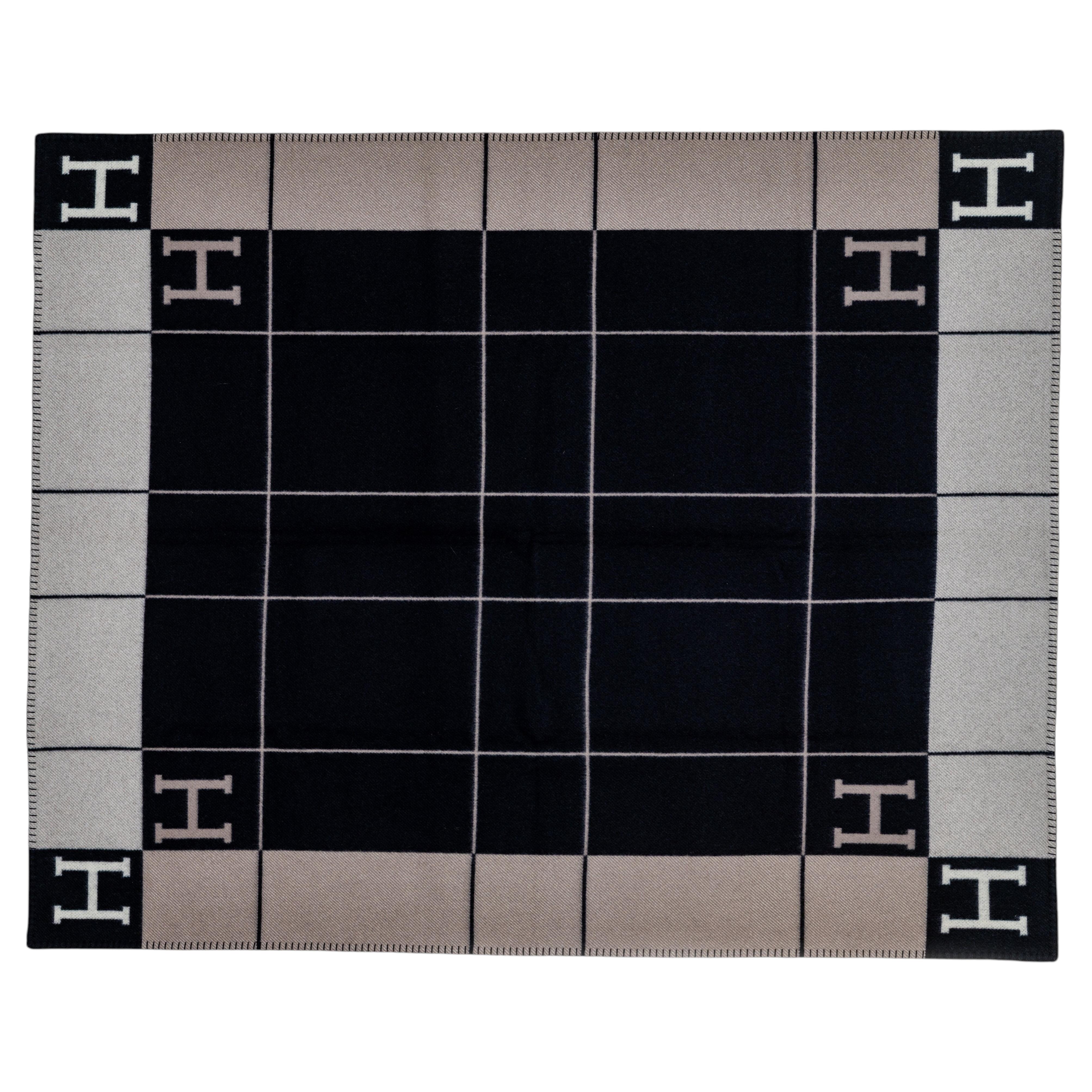 Couverture Hermes Avalon III à carreaux - Noir, Écru, Gris - &New étiquette d'entretien en vente