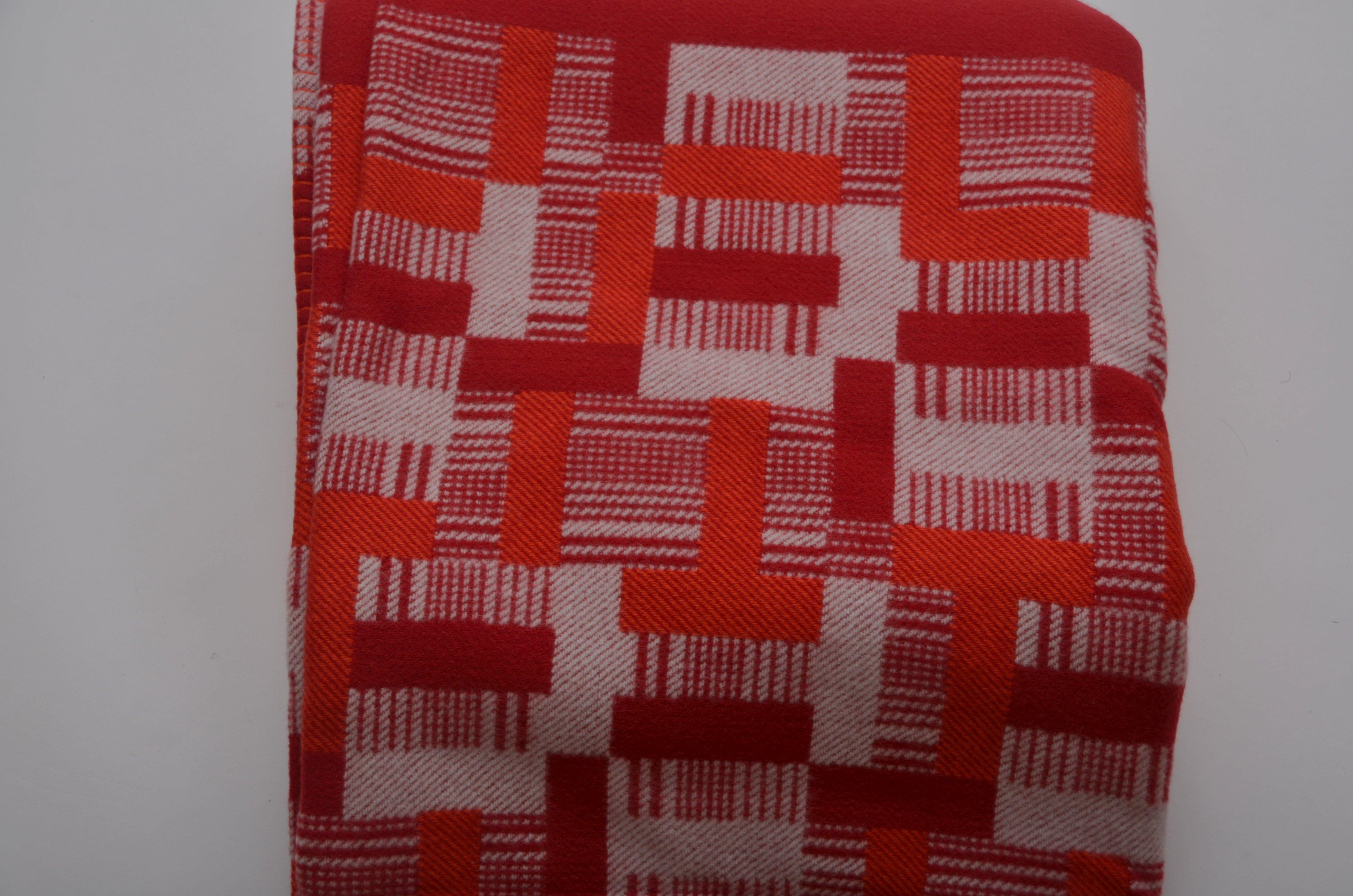 HERMES Avalon Paper Block Blanket Red/Tanger  
Size 140 X 180 CM   
New with box and ribbon.

FINAL SALE.