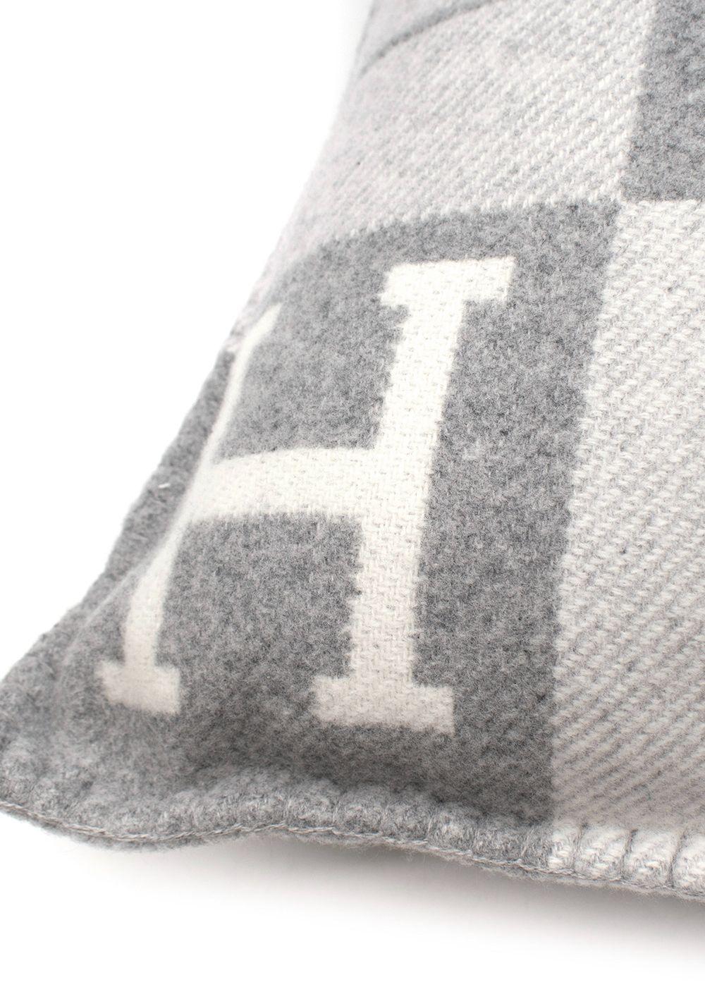 Hermes Ecru & Gris Clair Cashmere-Blend Avalon Pillow Small Model

- Small model of the iconic Avalon pillow featuring a geometric tone-on-tone pattern, with house H in each order
- Blanket stitched edge


Materials 
90% Wool 
10% Cashmere 

Made in