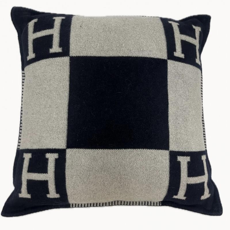Superb Hermès Avalon large two-tone cushion
Condition: very good
Model: Avalon Large size cushion
Made in Great Britain
Material: 90% merino wool, 10% cashmere; polyester filling
Color: navy blue, gray
Dimensions: 70 x 70 cm
Details: cushion has