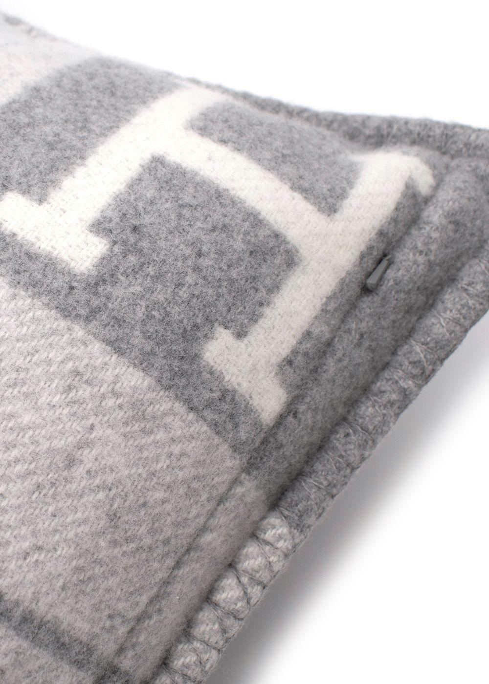 Hermes  Almohada Avalon Gris en venta