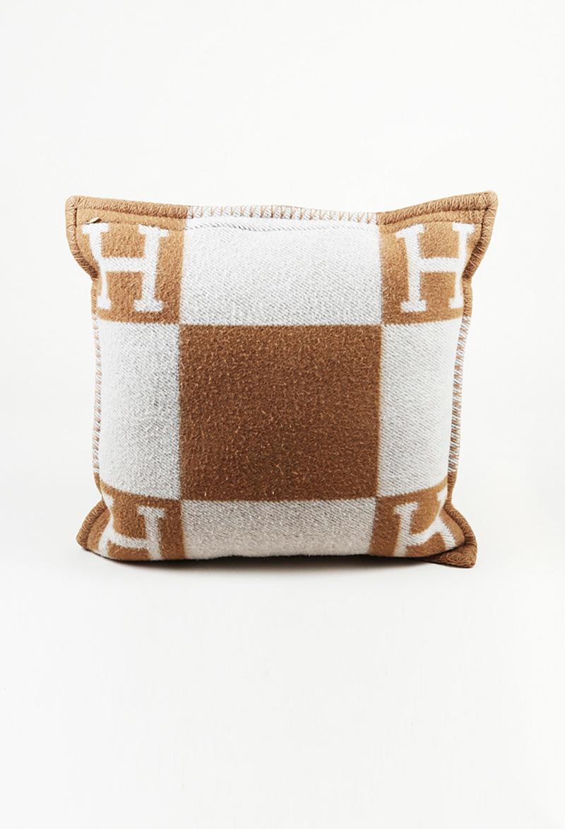 Hermes pillow (90% merino wool, 10% cashmere)

Measures 20