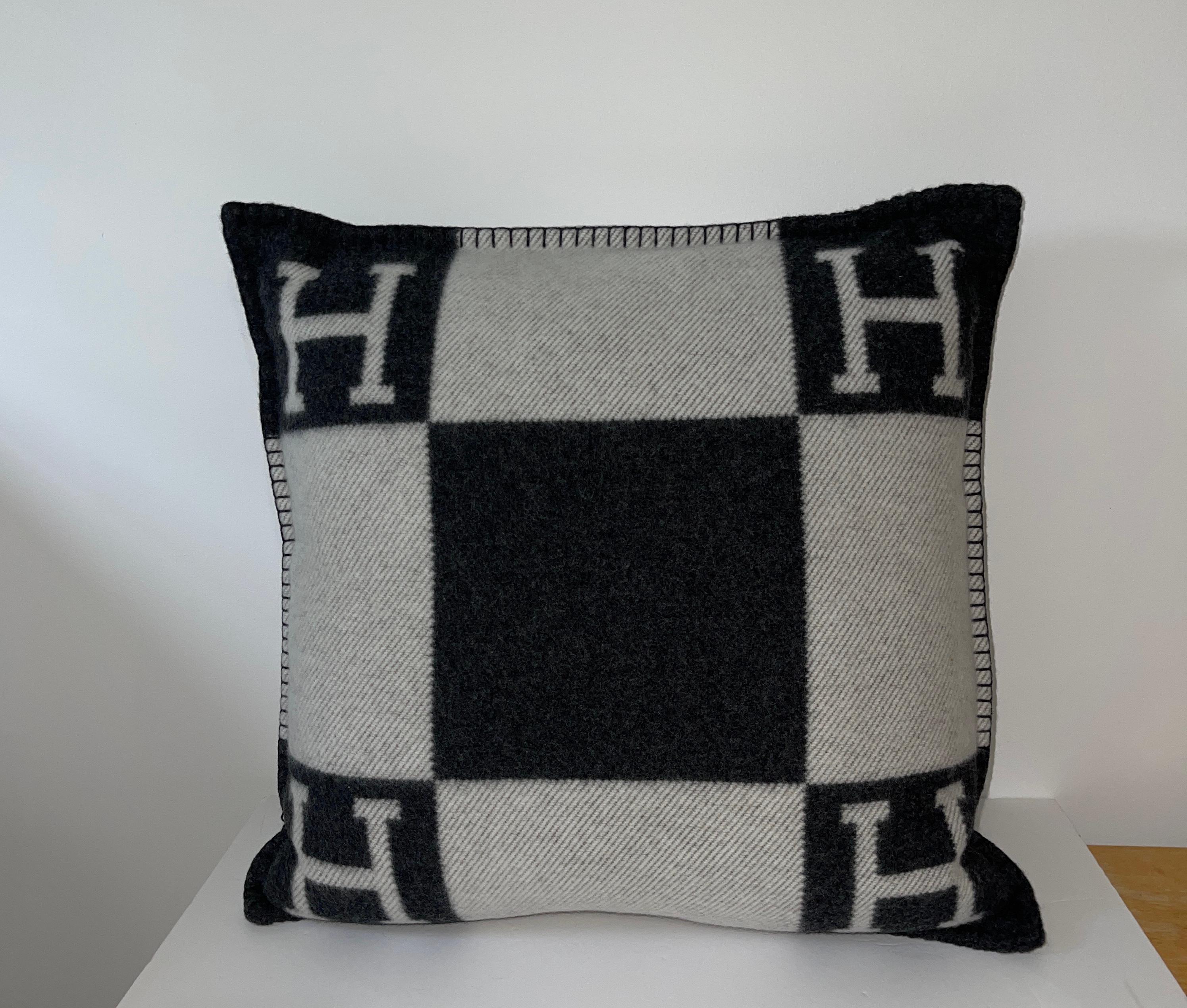 Noir Hermes Oreiller Avalon Petit Modèle  Gris Fonce écru en vente