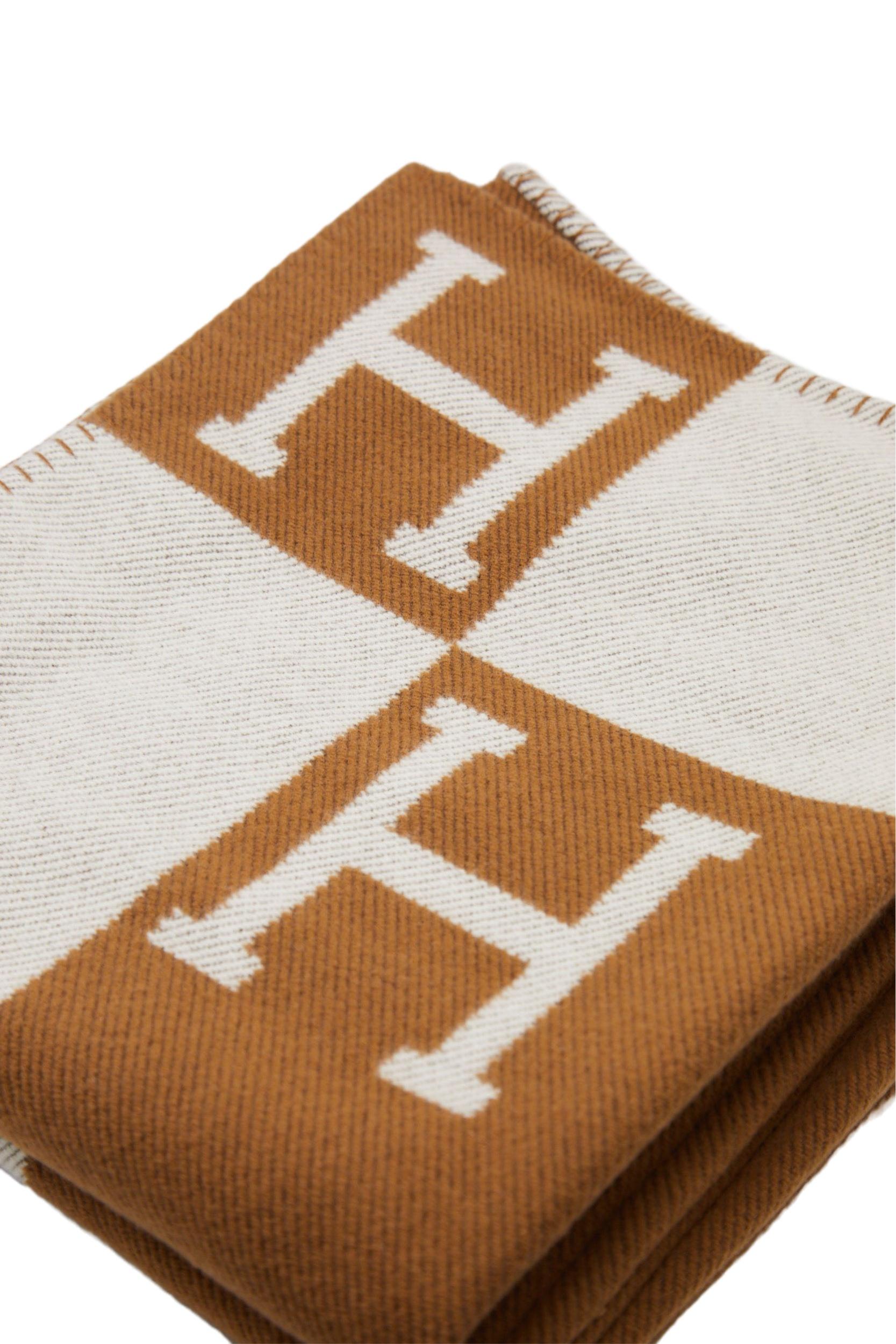Hermès Avalon throw blanket in Merinos wool and cashmere (90% Merino wool, 10% Cashmere)

Ecru/Camel

Made in Great Britain

Dimensions: L 135 x H 170 cm

*Does not come with a box