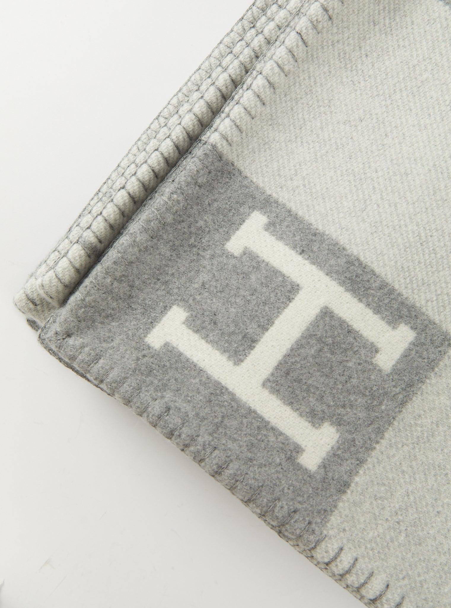 Hermès Avalon throw blanket in Merinos wool and cashmere (90% Merino wool, 10% Cashmere)

Ecru and Gris Clair

Made in Great Britain

Dimensions: L 135 x H 170 cm

