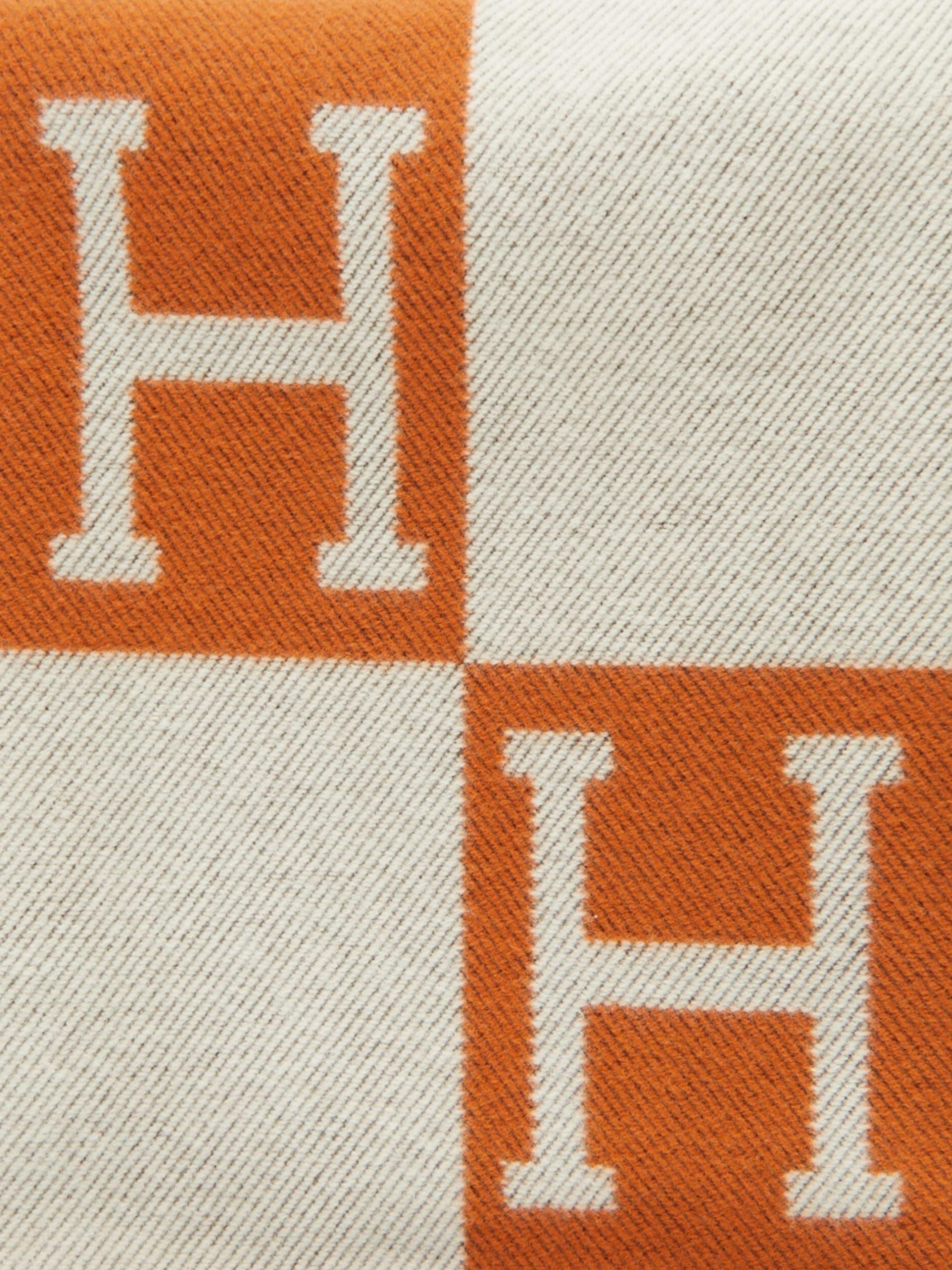 Hermès Avalon throw blanket in Merino wool and cashmere (90% Merino wool, 10% Cashmere)

Ecru/Poitron

Made in Great Britain

Dimensions: L 135 x H 170 cm 