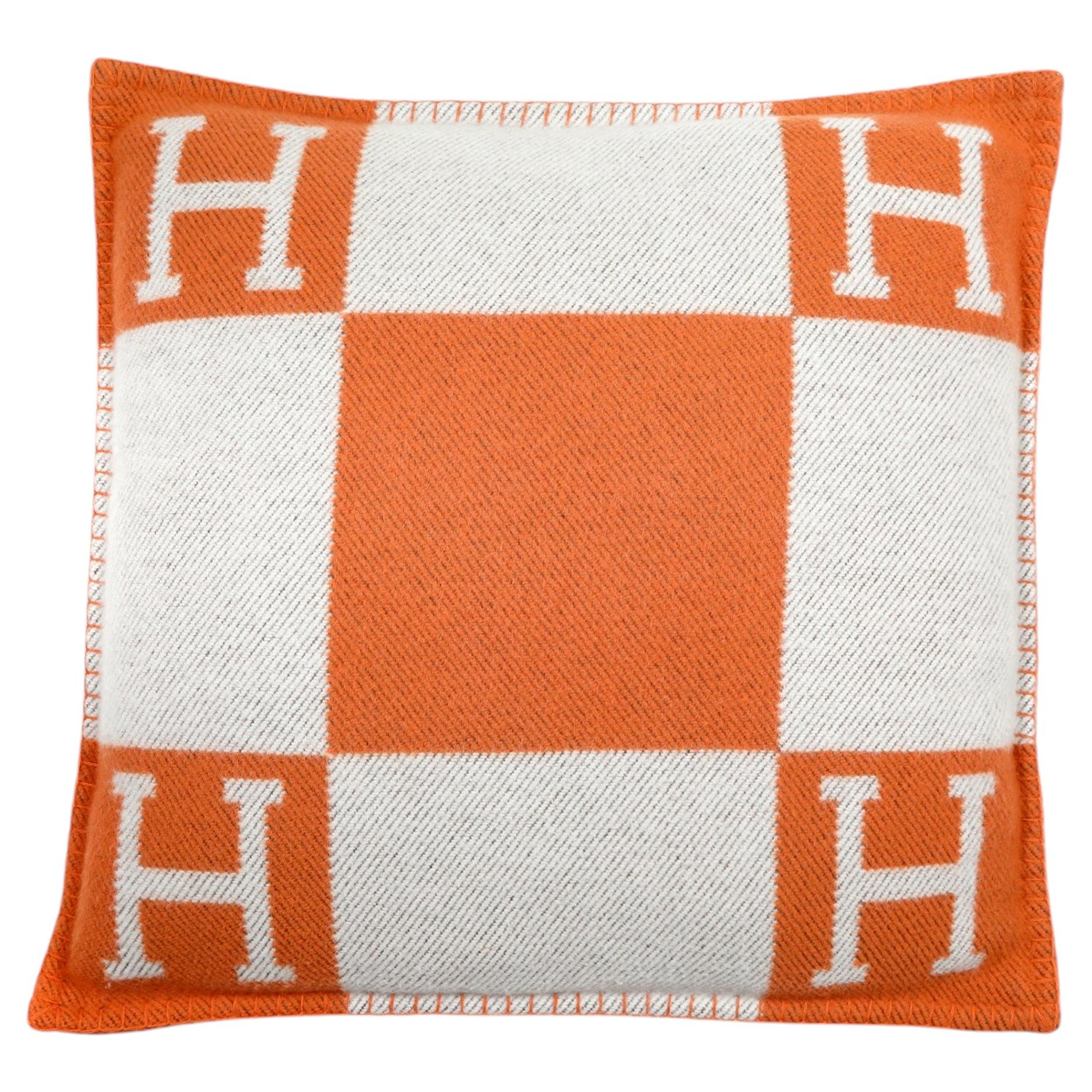 Hermès Avalon throw pillow in orange (Potiron) and ecru (beige) wool cashmere For Sale