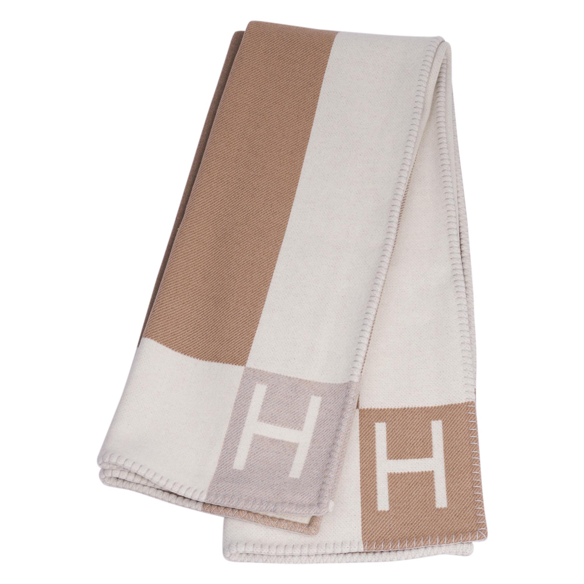 Guaranteed authentic Hermes Avalon Vibration Blanket featured in Ecru Naturel colorway.
Created from 90% Wool and 10% Cashmere this wonderfully warm blanket is a chic addition to any room.
Exquisite fresh modern creation!
New or Pristine Store Fresh