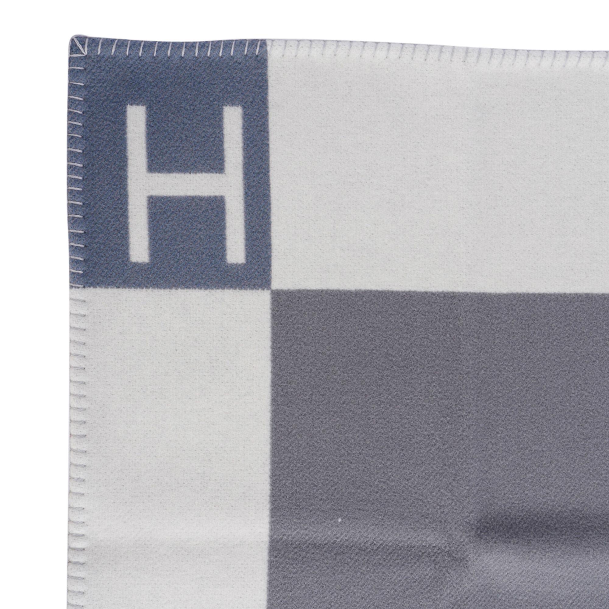 Hermes Avalon Vibration Throw Blanket Gris / Ecru Wool / Cashmere New In New Condition In Miami, FL