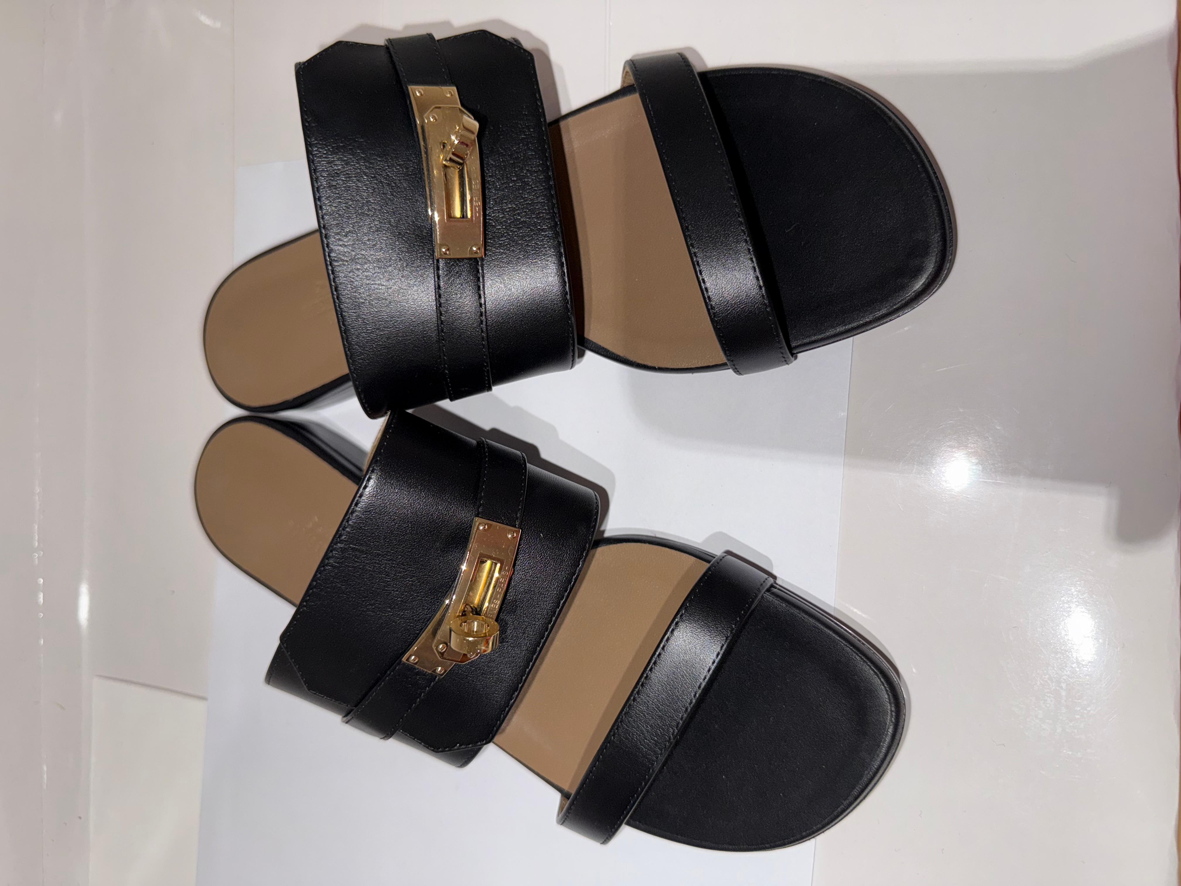 Hermes Avenue Sandal in calfskin with iconic Kelly gold buckle, Size 37. For everyday elegance. 

With box, ribbon and dustbags. 