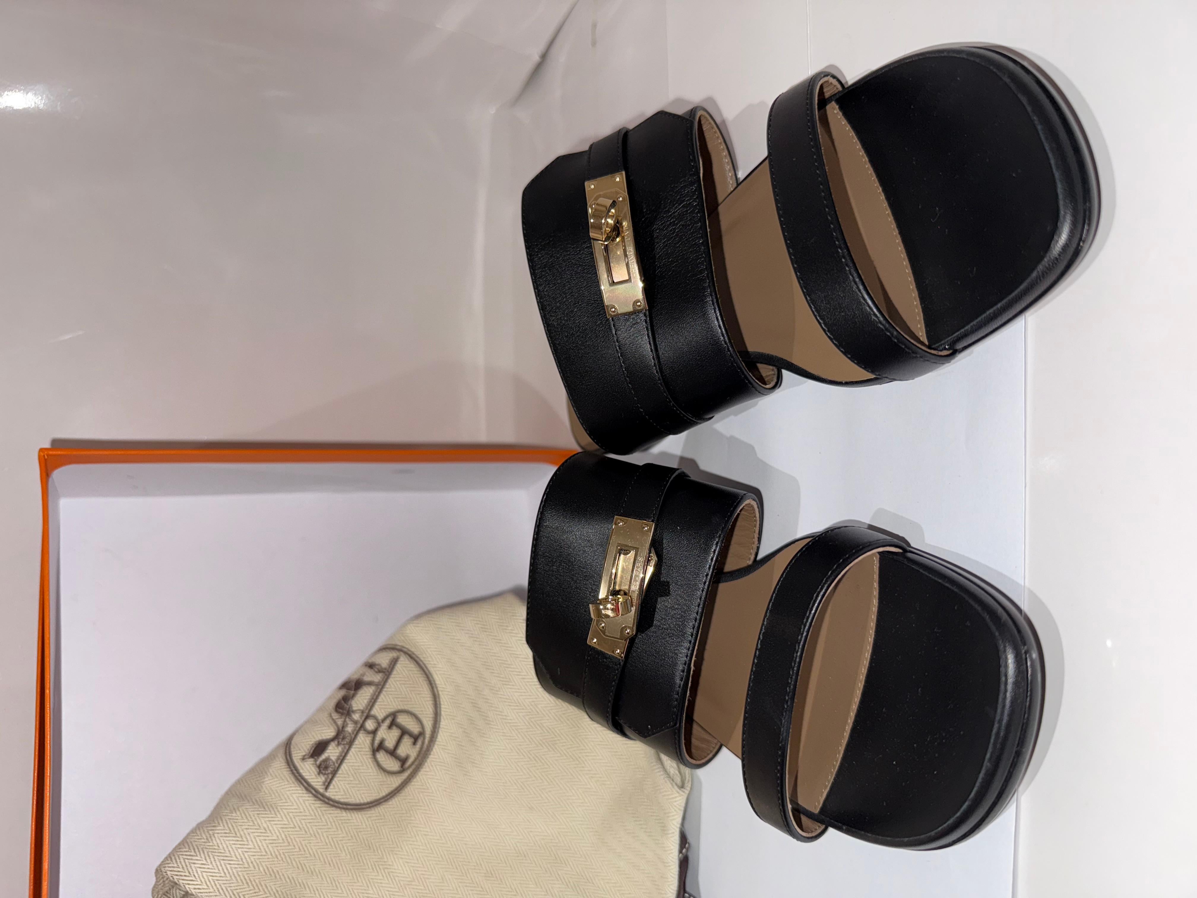 Hermes Avenue Sanda With Kelly Buckle In New Condition For Sale In London, England
