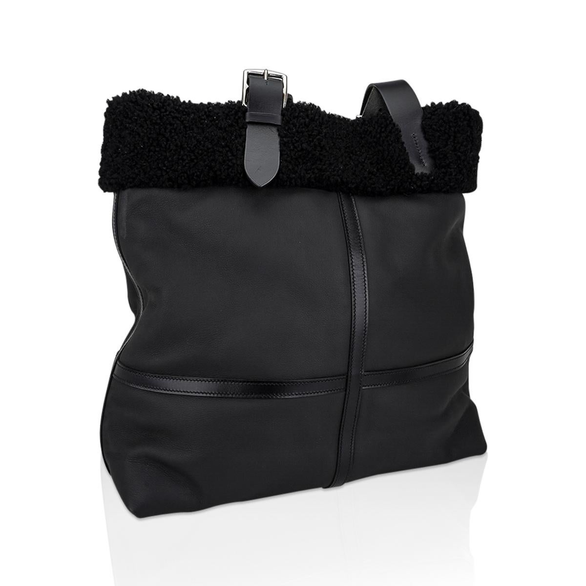 Mightychic offers an Hermes Aviateur Etriviere Shopping Tote featured in Black.
Taurillon Cristobal and Vache Hunter leather.
Edged and lined in Aviateur shearling.
Double adjustable leather straps.
Versatile tote - can be carried by hand or over