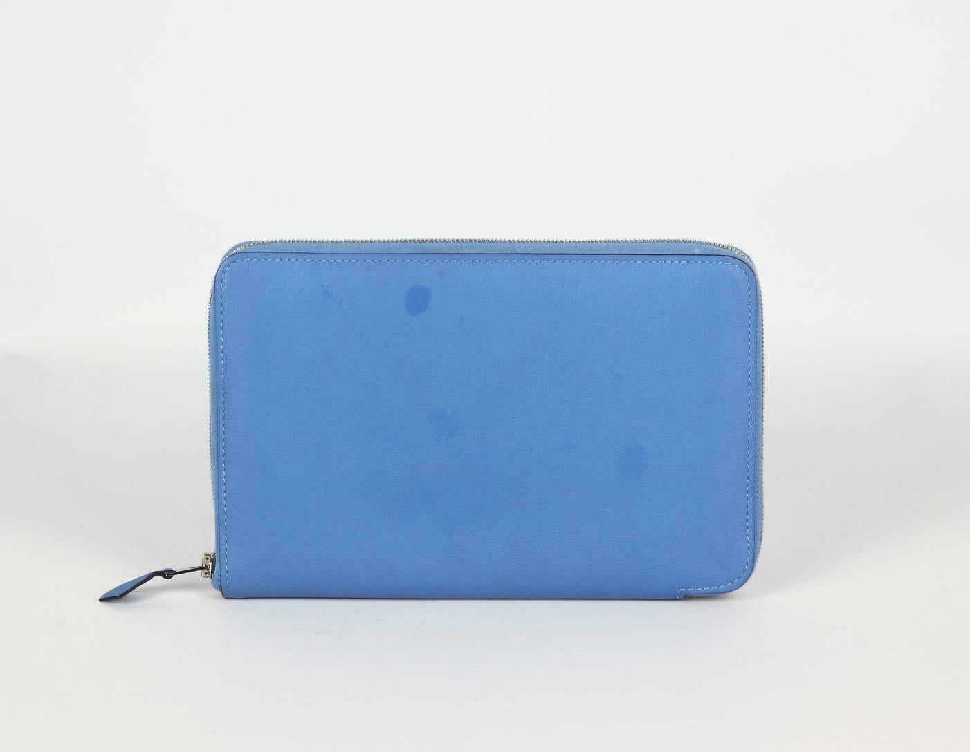 Fabriqué en France, ce portefeuille Hermès 'Azap' a été réalisé en cuir de veau togo bleu à l'extérieur et en cuir bleu assorti à l'intérieur. Il est décoré du logo Hermès estampillé en argent à l'intérieur et comporte 12 fentes pour cartes et une