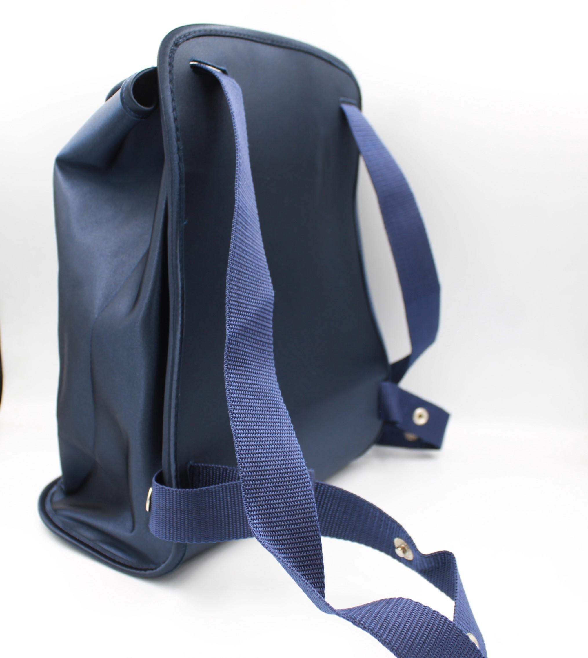 Hermès back pack in dark blue nylon.
Collector gift from Japan exposition. 
Good condition.
32cm x 28cm x 18cm
