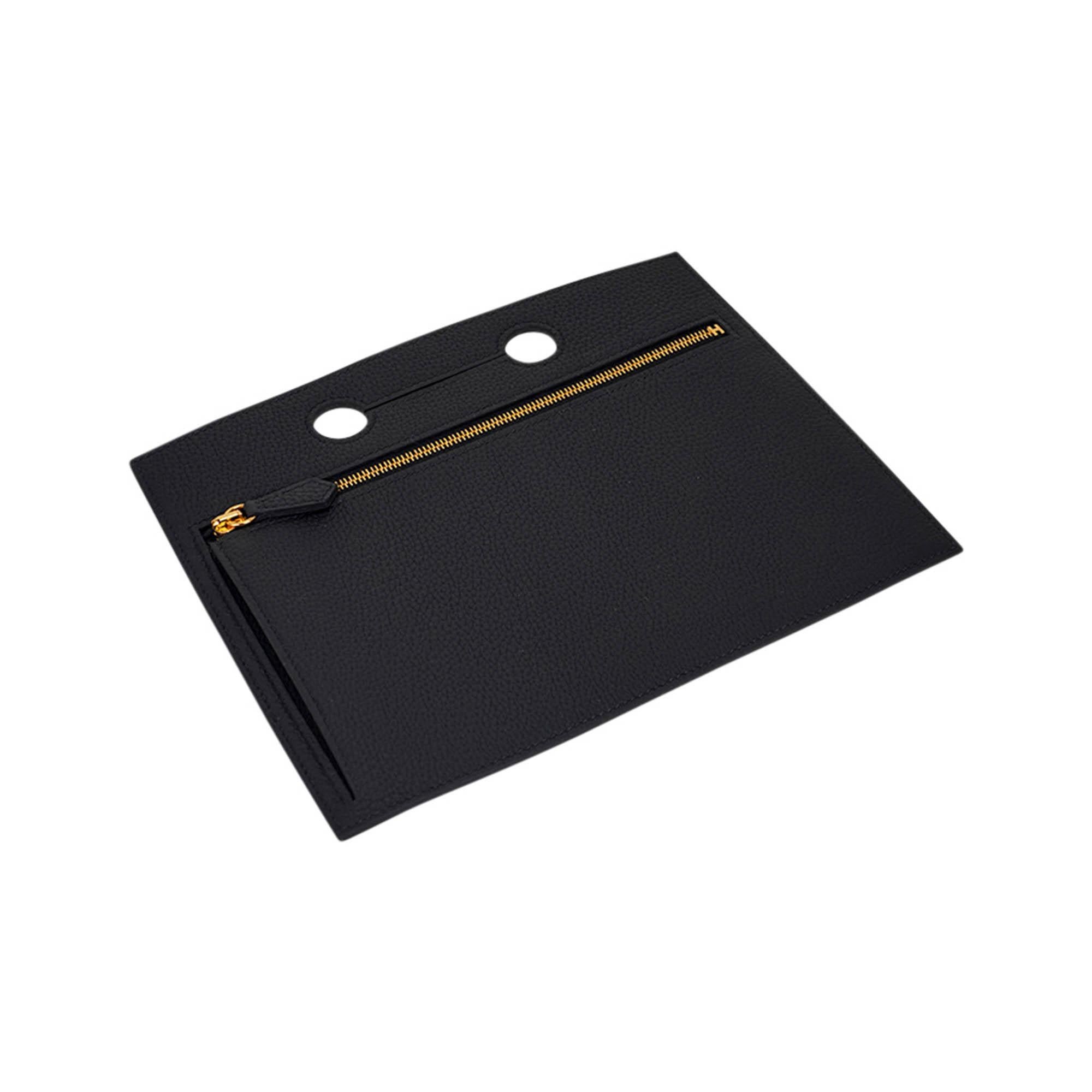 Mightychic offers an Hermes Backpocket 25 Pouch featured in Black.
Beautiful in Togo leather with gold zipper.
This flat Backpocket fits easily over the handle and features a partitioned interior.
In a fabulous neutral color!  And fun to mix and
