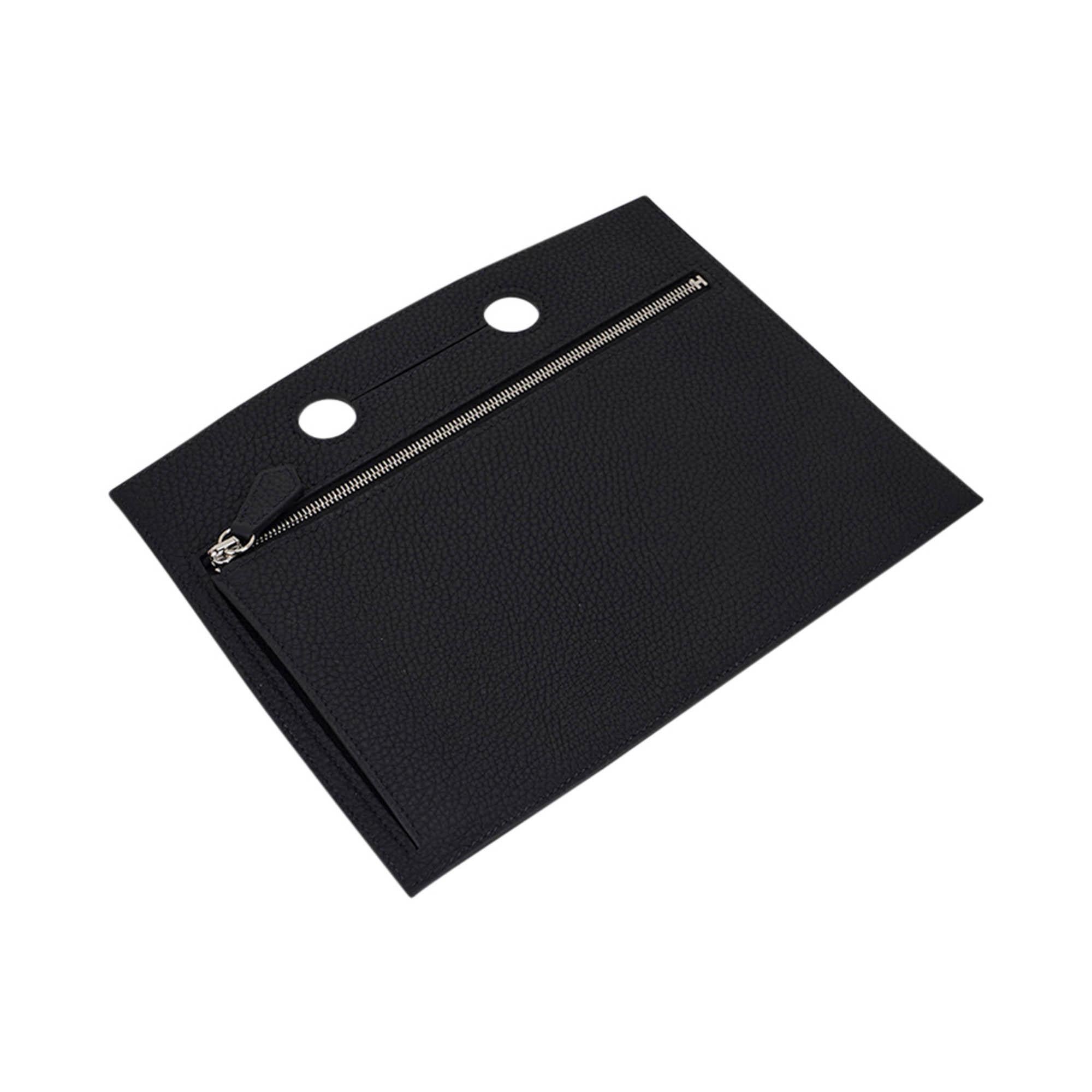 Mightychic offers an Hermes Backpocket 25 Pouch featured in Black.
Beautiful in Togo leather with palladium zipper.
This flat Backpocket fits easily over the handle and features a partitioned interior.
In a fabulous neutral color!  And fun to mix