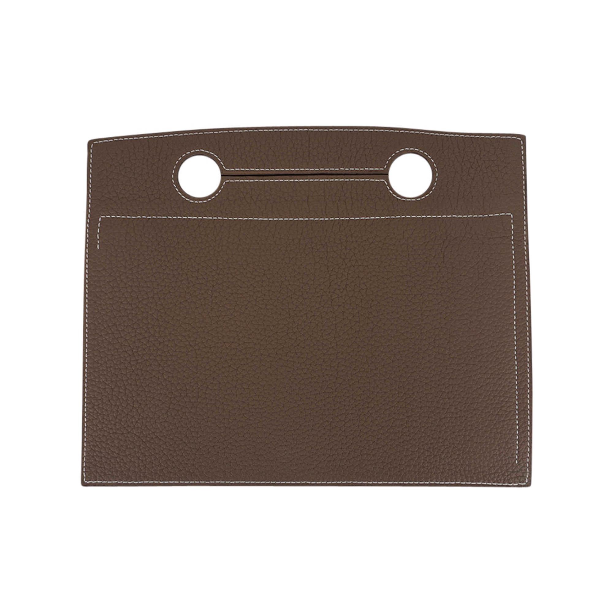 Mightychic offers an Hermes Backpocket 30 Pouch featured in neutral Etoupe.
Beautiful in Togo leather with Palladium zipper.
This flat Backpocket fits easily over the handle and features a partitioned interior.
In a fabulous neutral color!  And fun