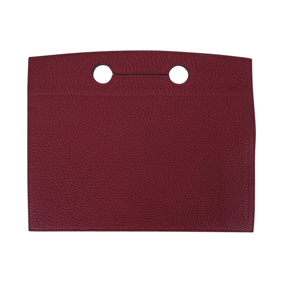 Mightychic offers an Hermes Backpocket 5 Pouch featured in Rouge Grenat.
Beautiful in Togo leather with Palladium hardware.
This flat Backpocket fits easily over the handle and features a partitioned interior.
In a fabulous neutral color!  And fun