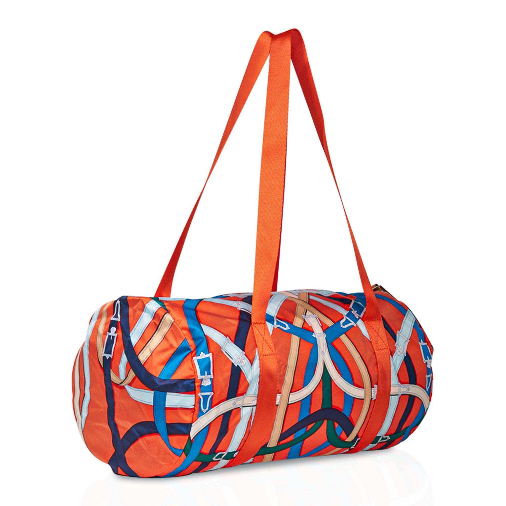 Mightychic offers a limited edition Hermes Airsilk Duffle Cavalcadour 38 featured in Orange Blue, White, Green and Black.
Same size bag is also available in the Blue colourway.
Beautiful Cavalcadour silk scarf print designed by Henri d'Origny.
The