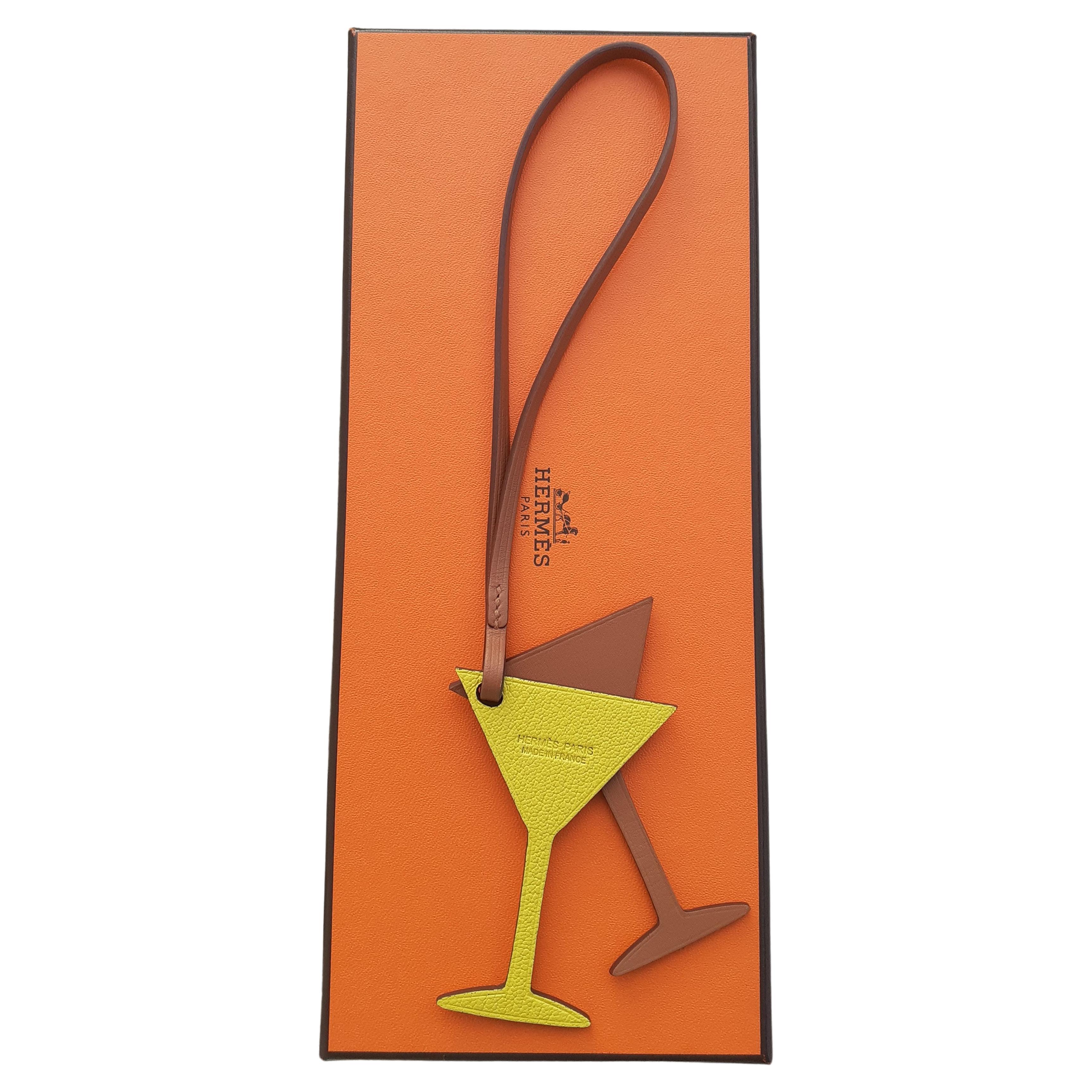 Rare Authentic Hermès Charm

In shape of 2 cocktail glasses

Made of swift and goat leathers

Colorways: Yellow / Brown

